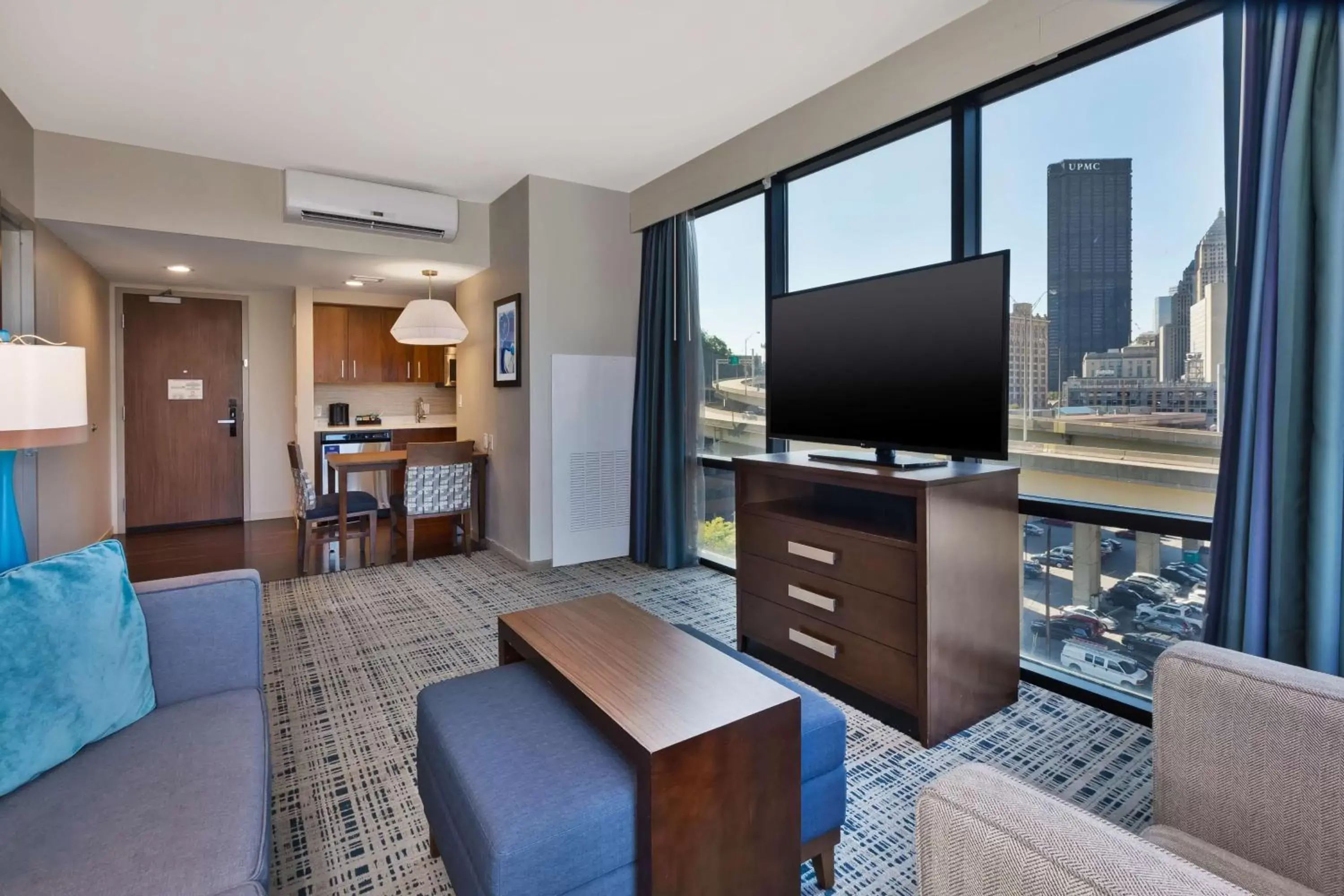 Living room, TV/Entertainment Center in Homewood Suites by Hilton Pittsburgh Downtown
