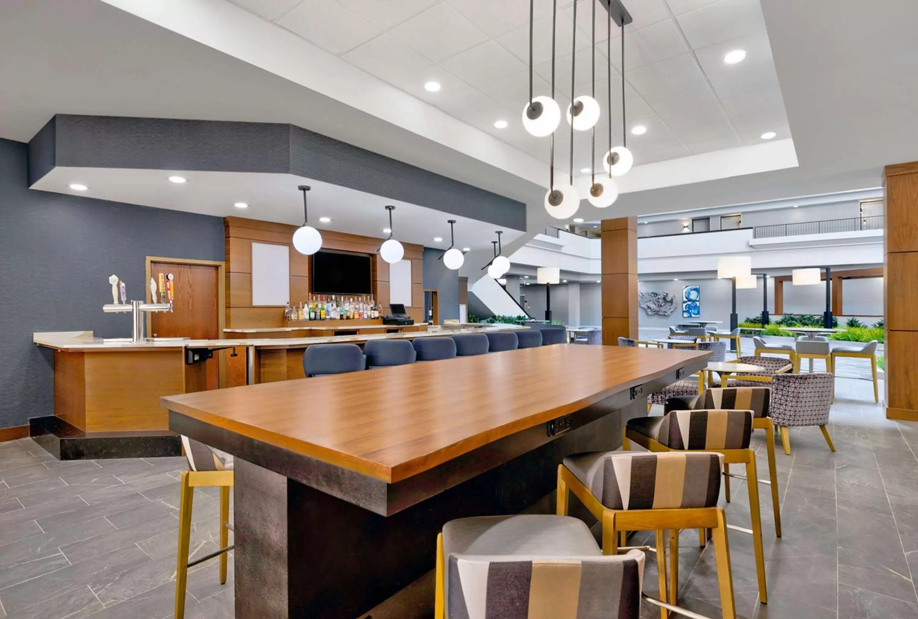 Restaurant/places to eat in DoubleTree by Hilton Davenport