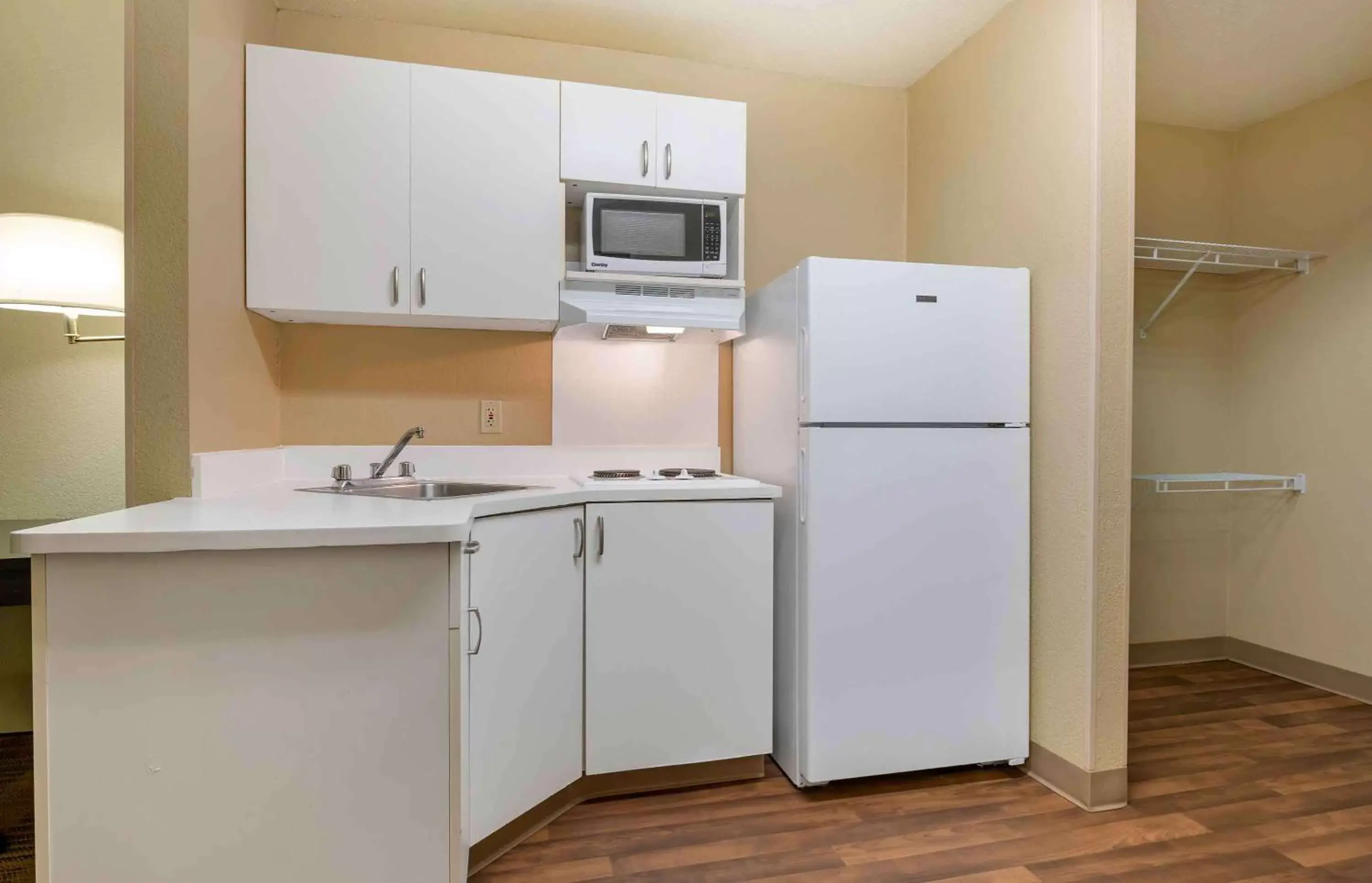 Bedroom, Kitchen/Kitchenette in Extended Stay America Suites - Chicago - Schaumburg - I-90