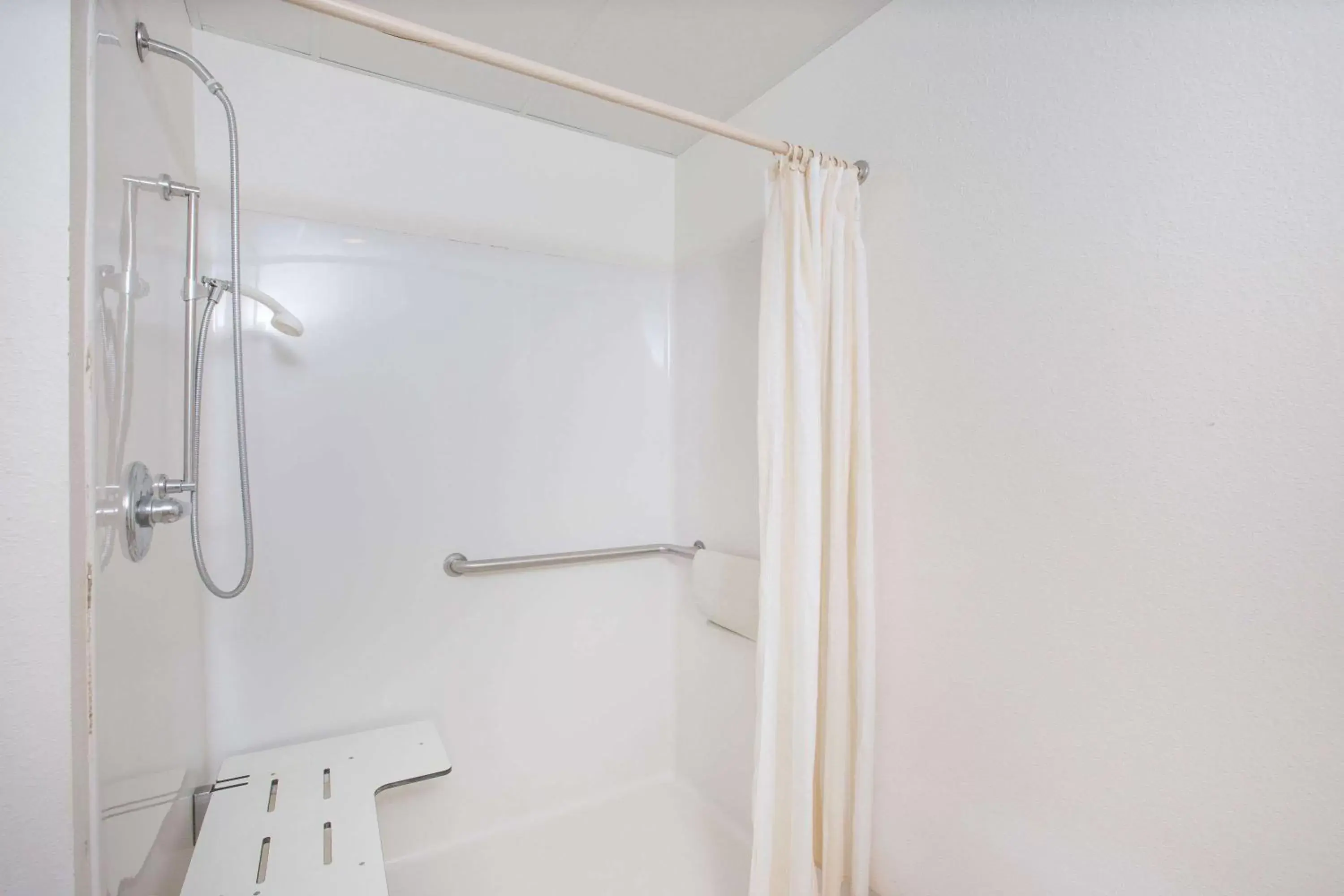 Shower, Bathroom in Super 8 by Wyndham Ida Grove