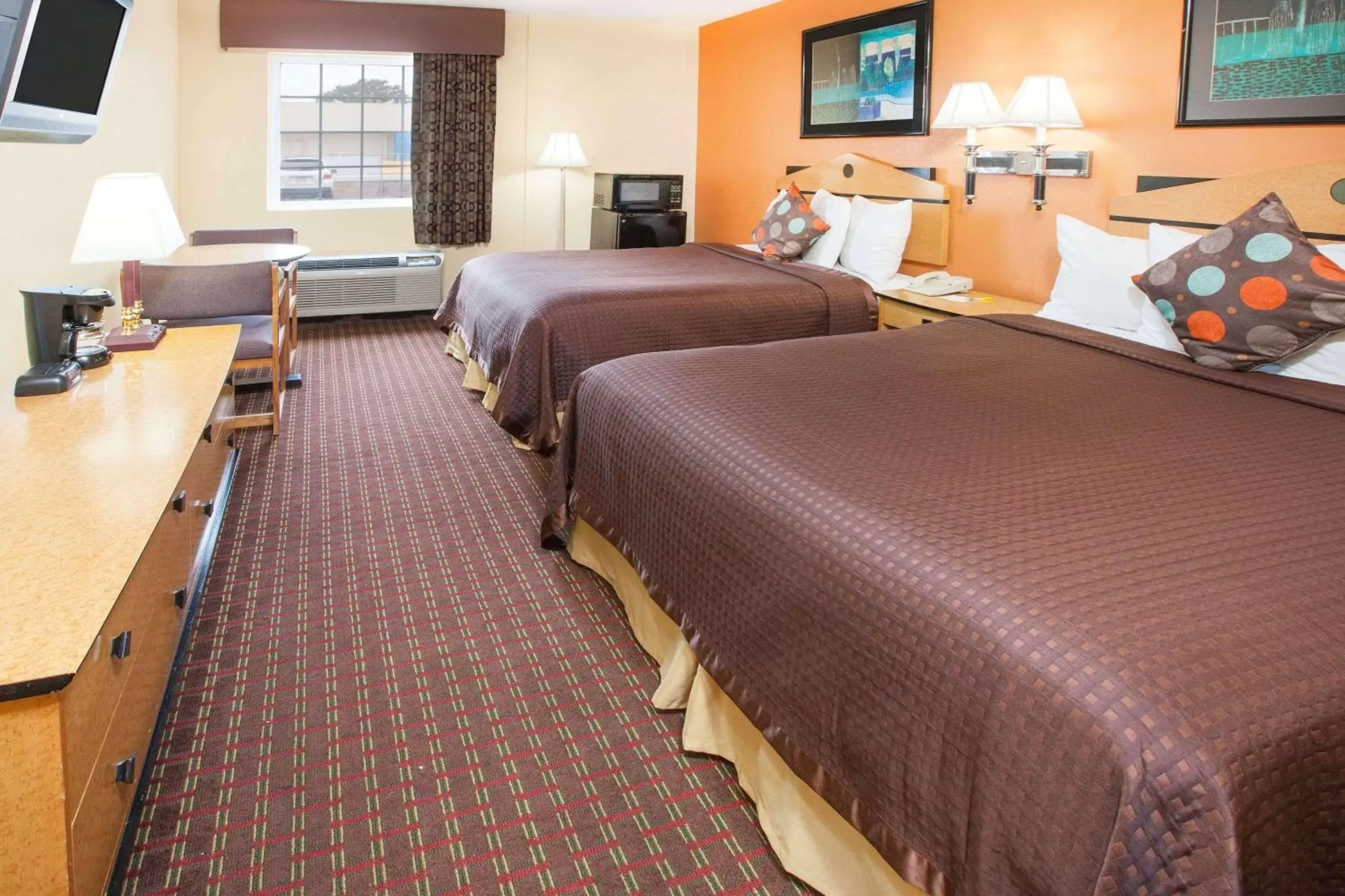 Photo of the whole room, Bed in Days Inn by Wyndham Alma ARKANSAS