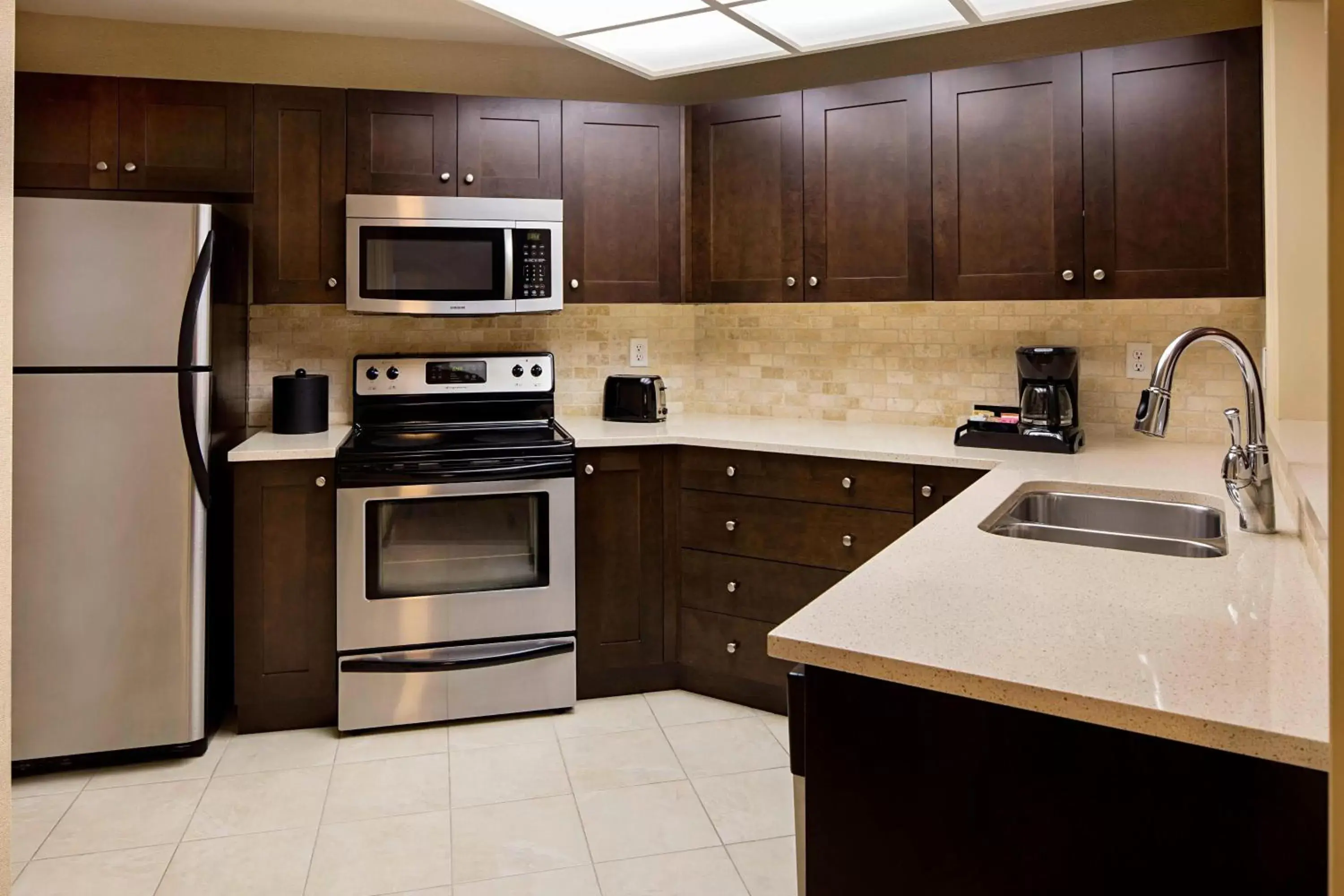 Kitchen or kitchenette, Kitchen/Kitchenette in Delta Hotels by Marriott Grand Okanagan Resort