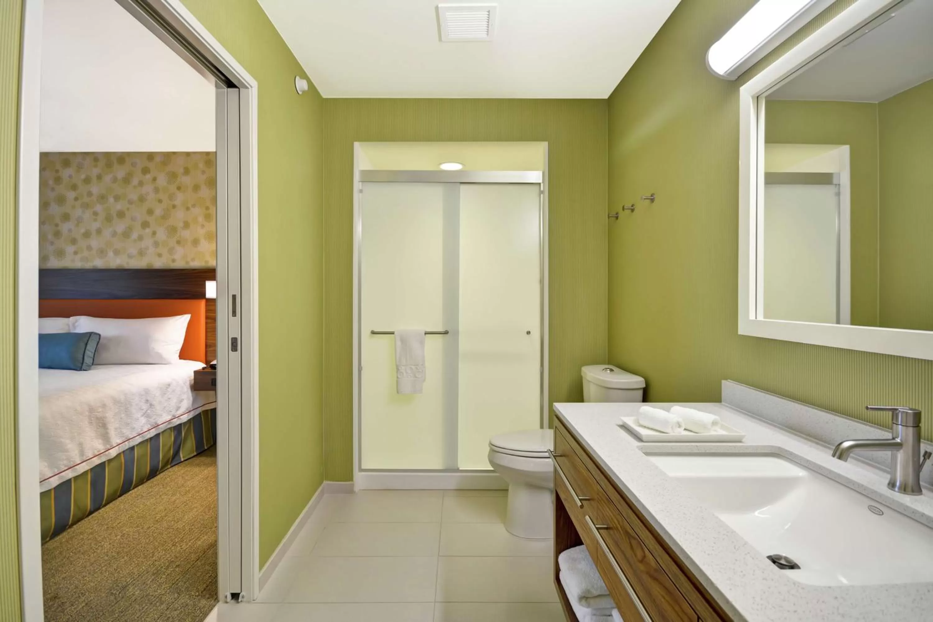 Bathroom, Bed in Home2 Suites By Hilton Rapid City