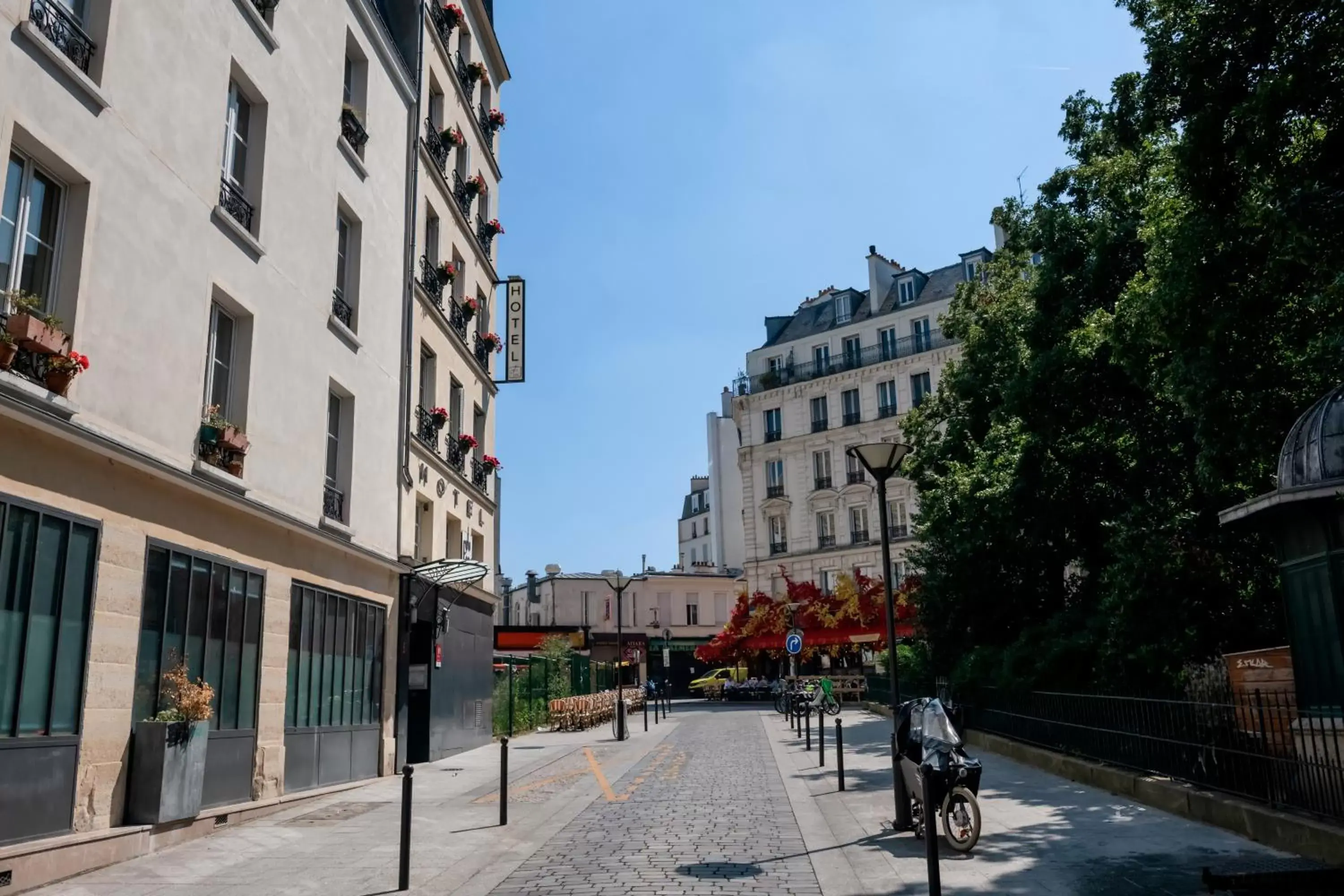 Facade/entrance in Hôtel du Parc Montparnasse