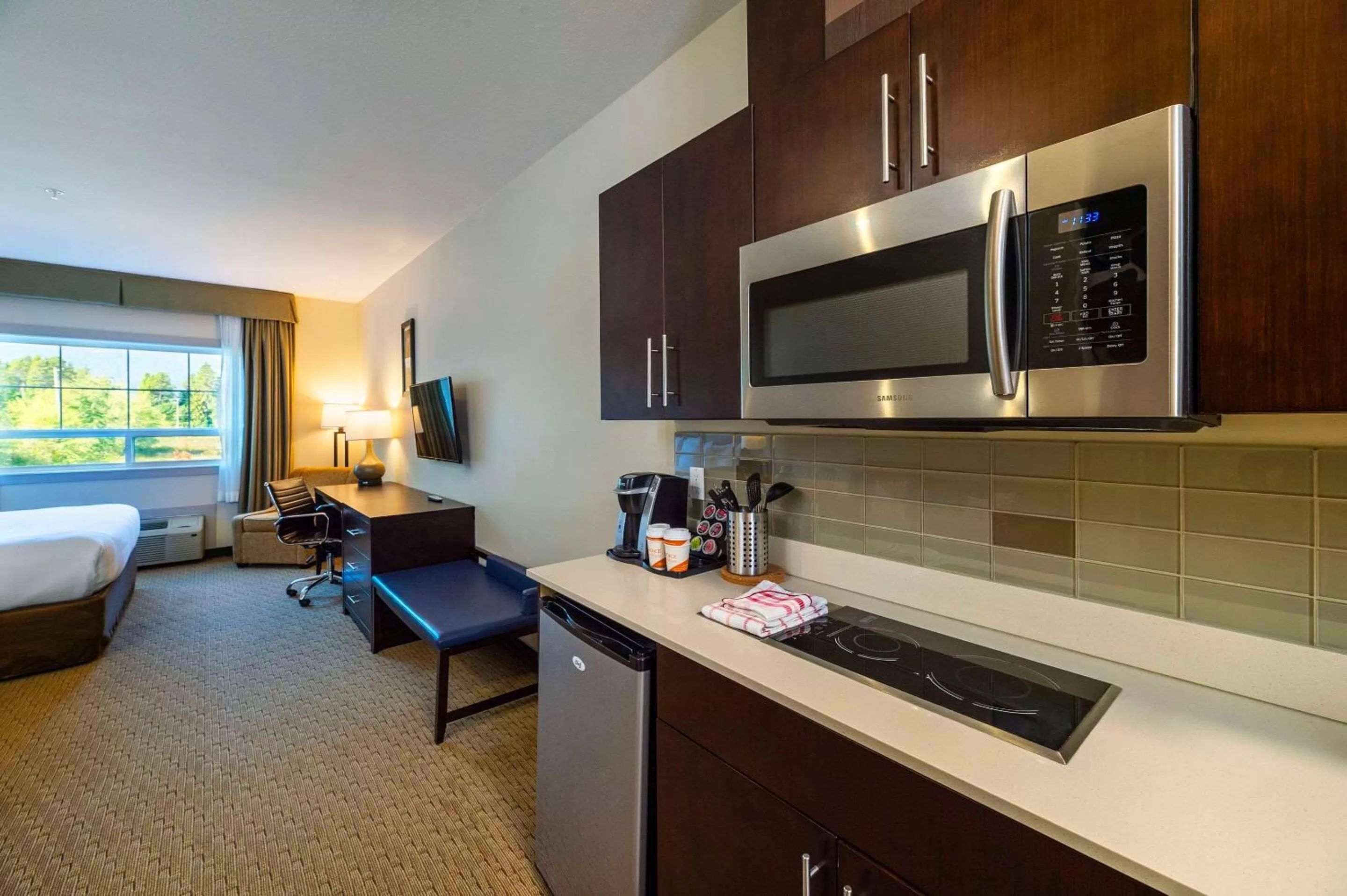 Kitchen or kitchenette, Bed in Comfort Inn & Suites