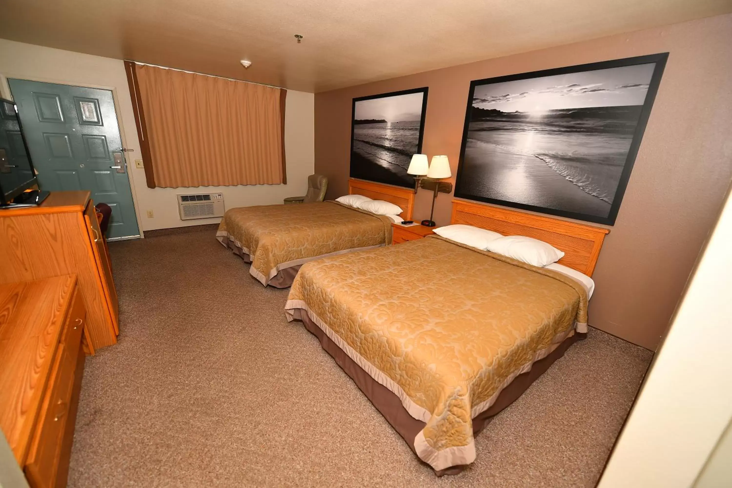 Bed in Costa Mesa Inn - Newport Beach Area