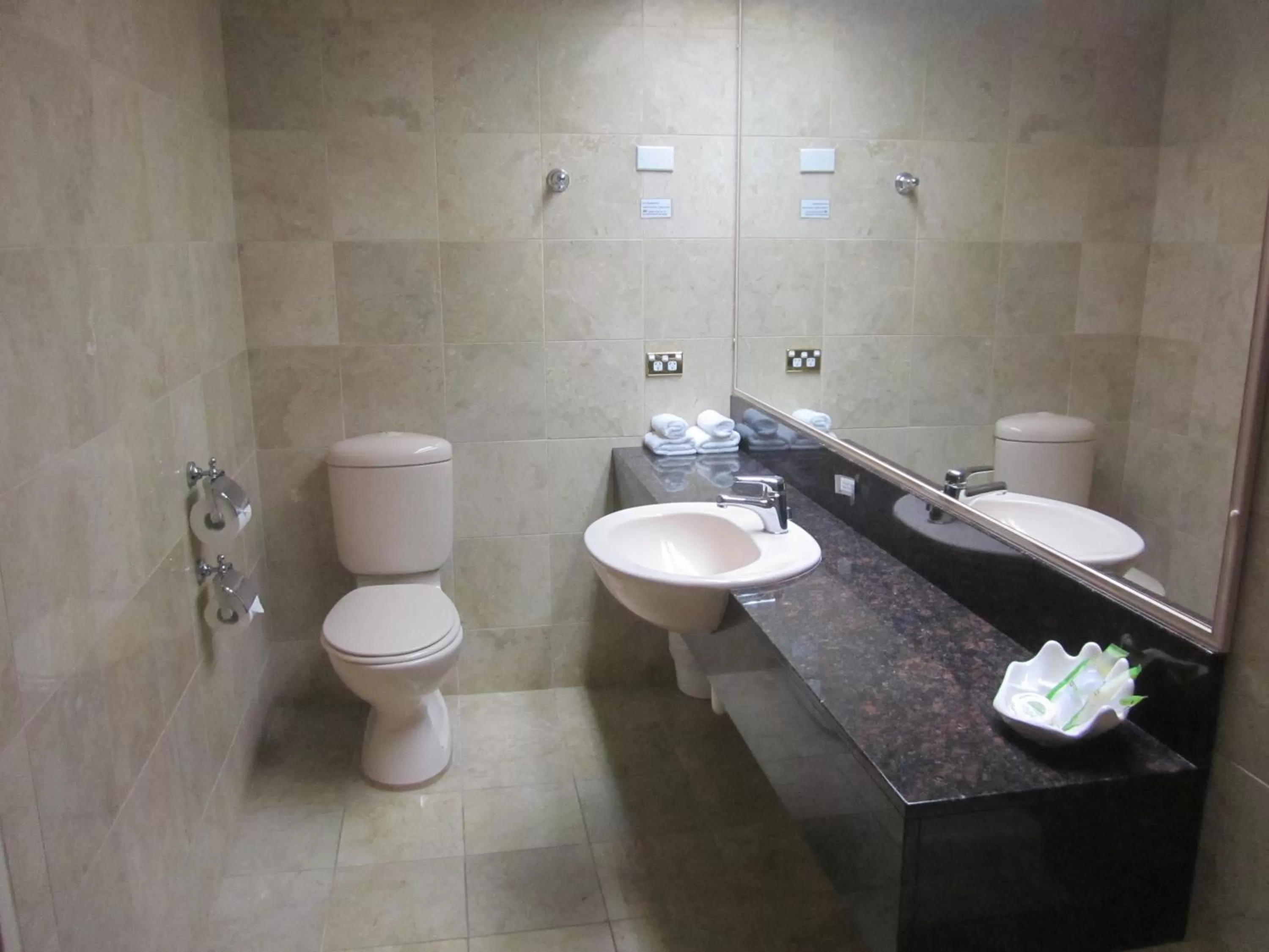 Bathroom in Best Western Plus Goulburn