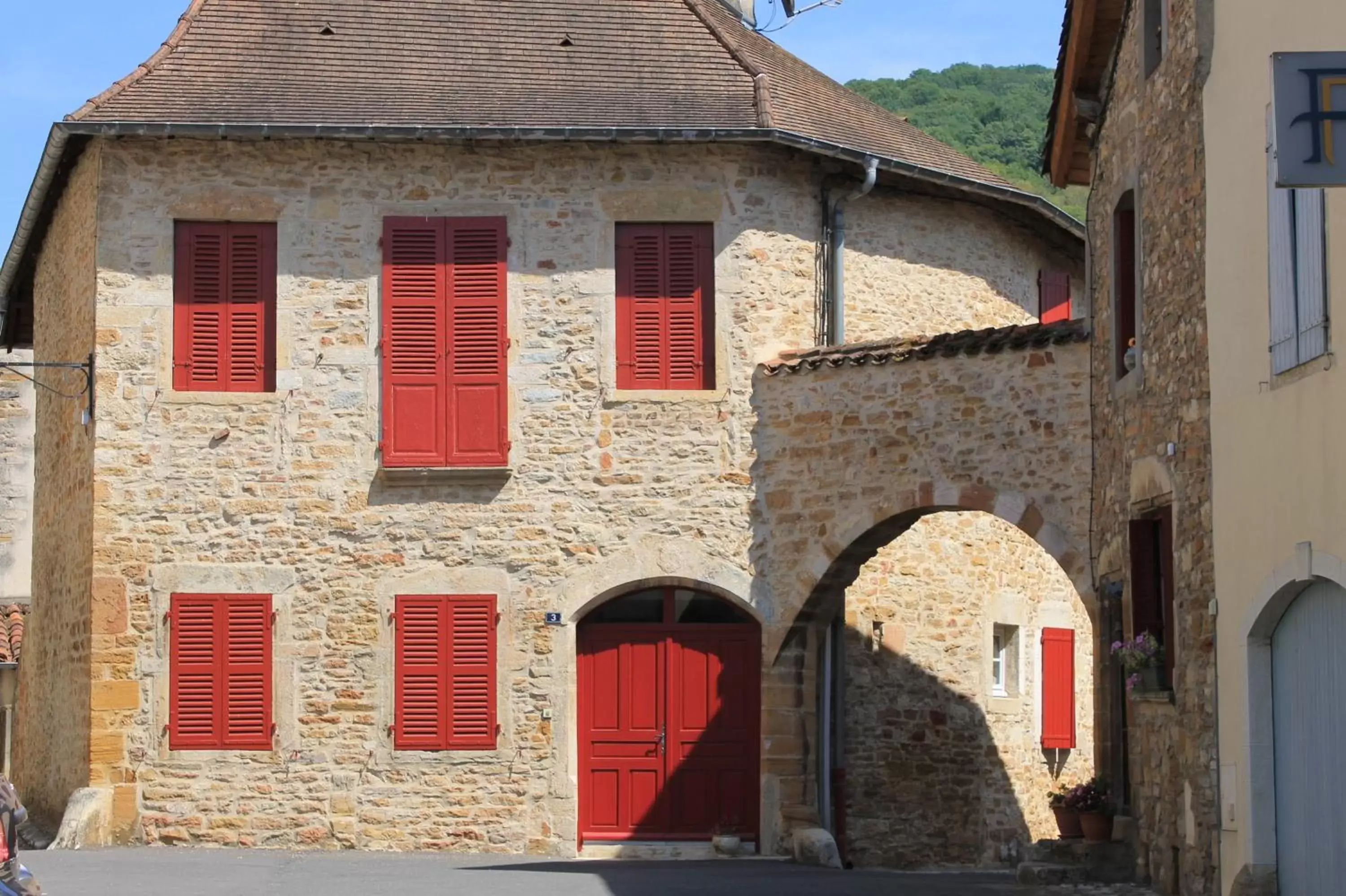 Nearby landmark, Property Building in Hotel Le Bourgogne