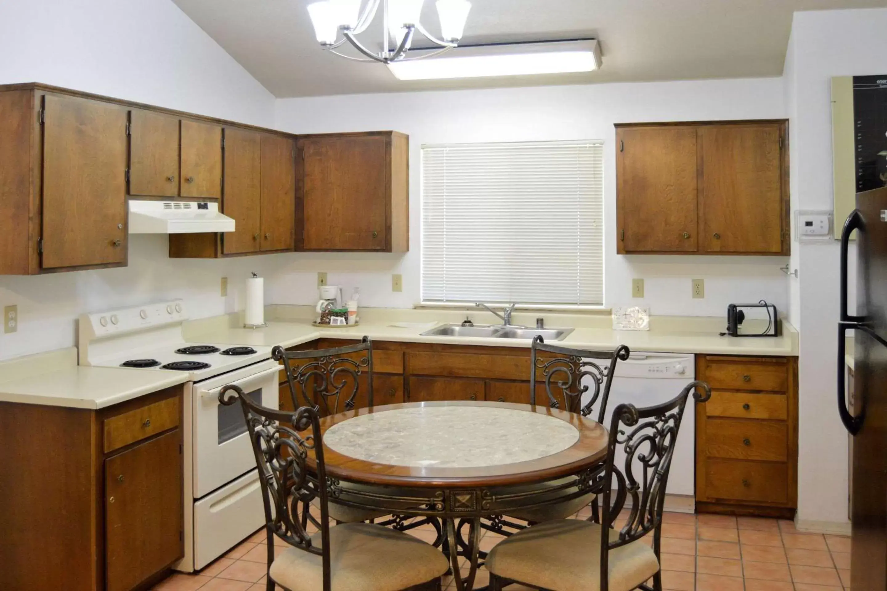 Photo of the whole room, Kitchen/Kitchenette in Quality Inn Yosemite Valley Gateway