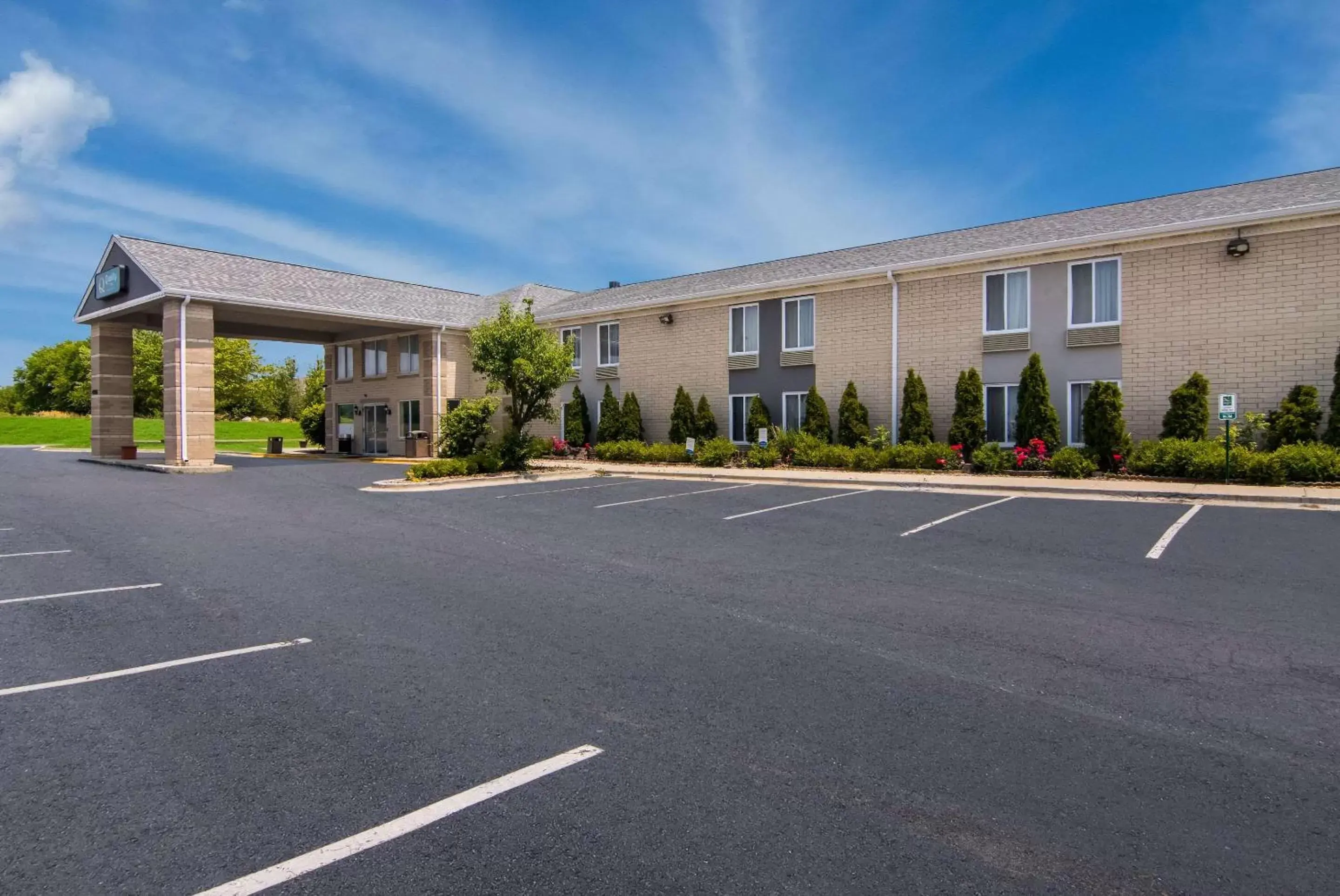 Property Building in Quality Inn Aurora - Naperville Area