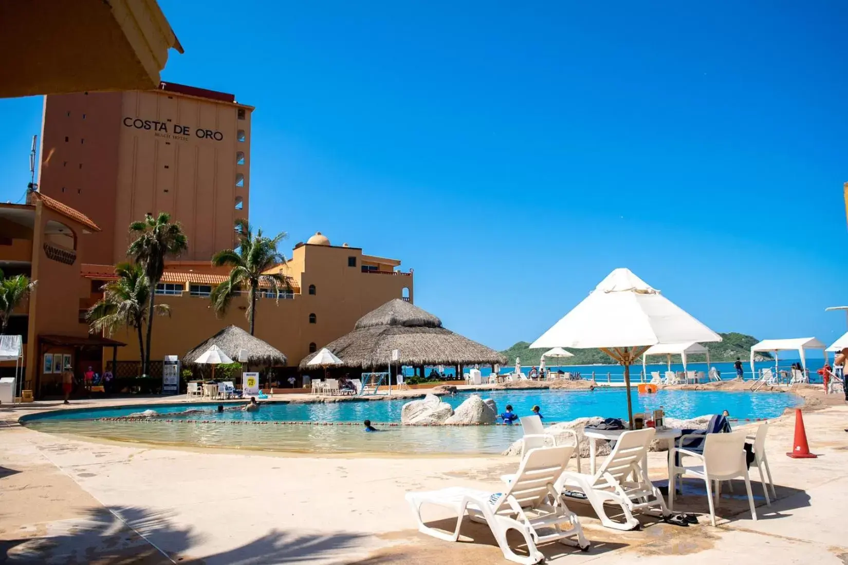 Swimming Pool in Costa de Oro Beach Hotel