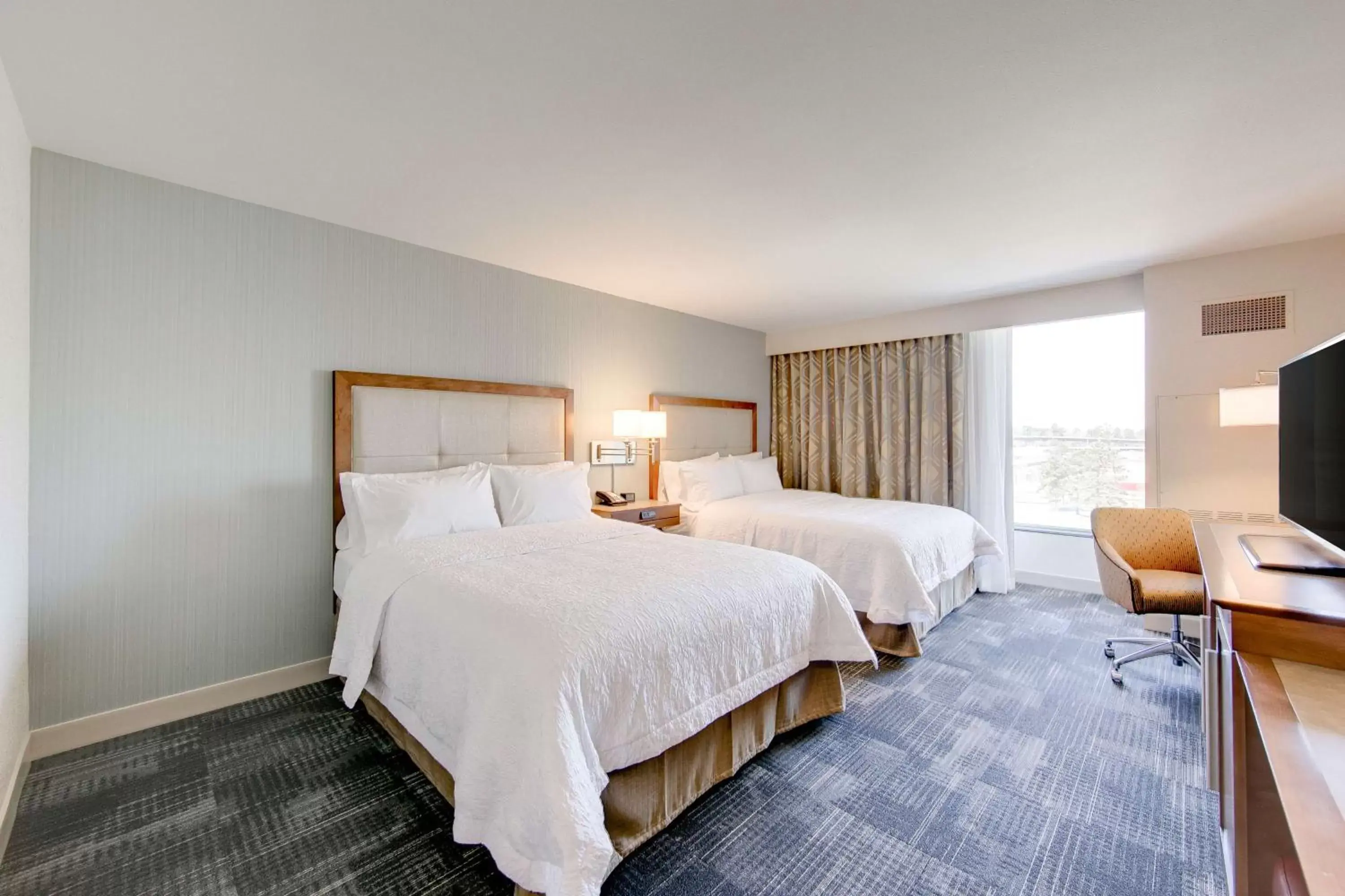 Bed in Hampton Inn & Suites North Houston Spring