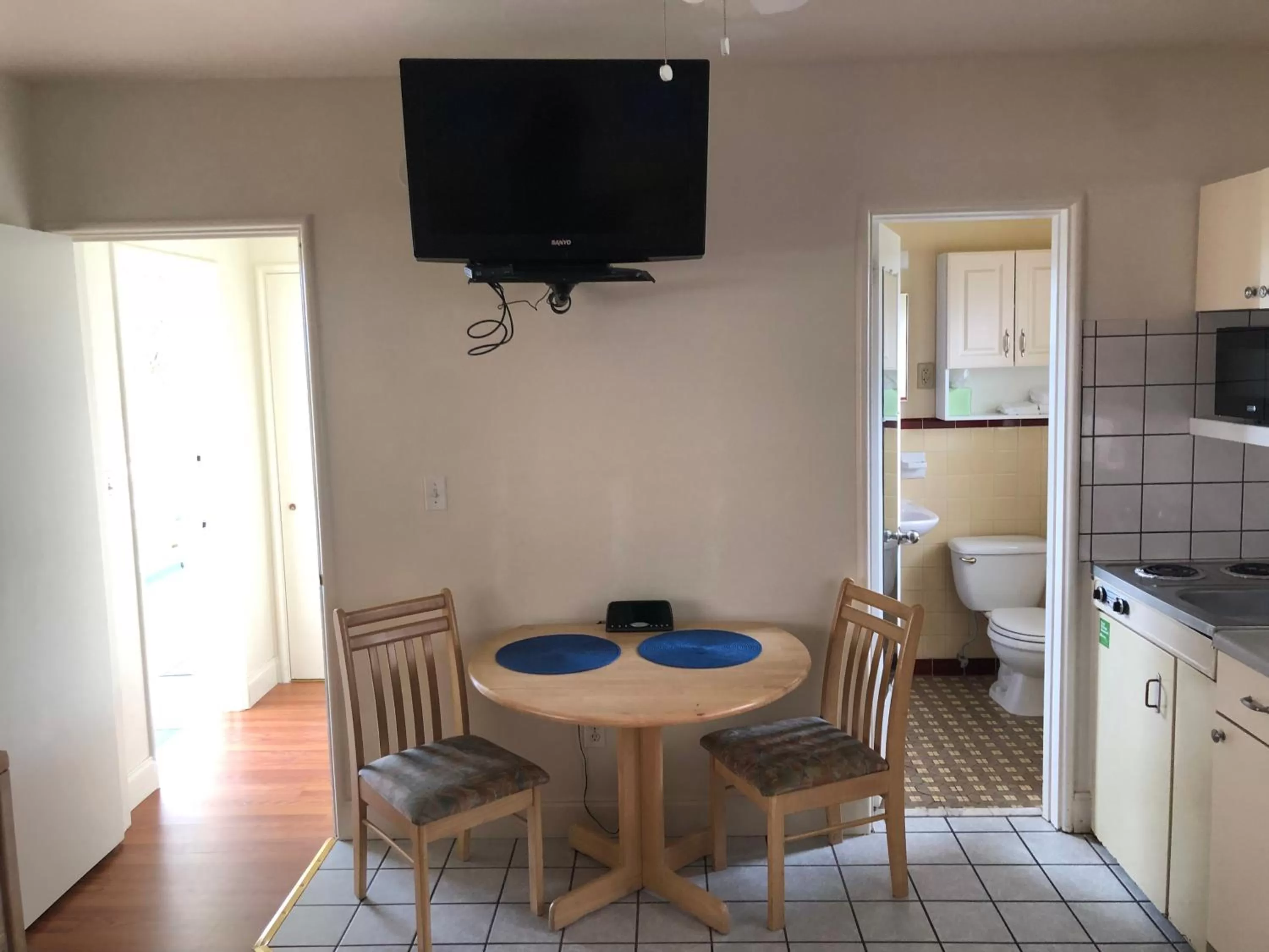 Dining area, TV/Entertainment Center in Arvilla Motel