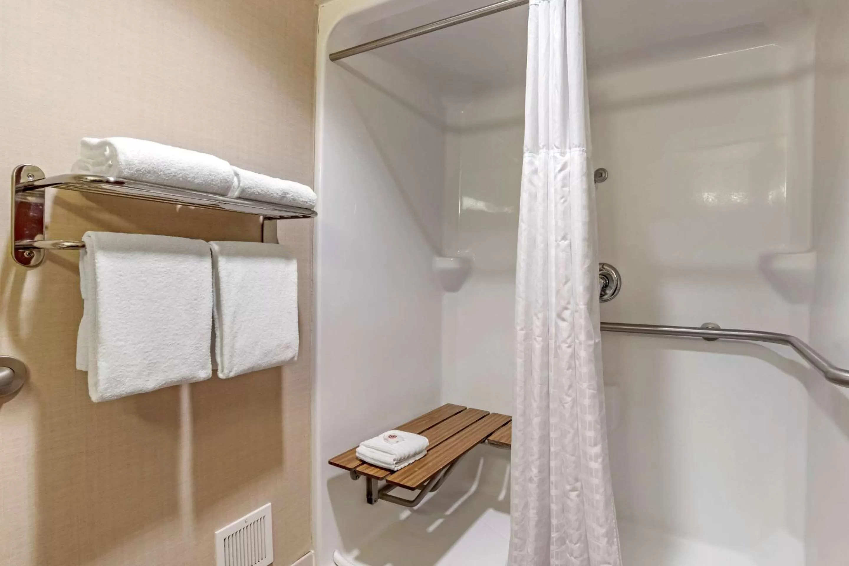 Bathroom in Comfort Suites Downtown Carlisle