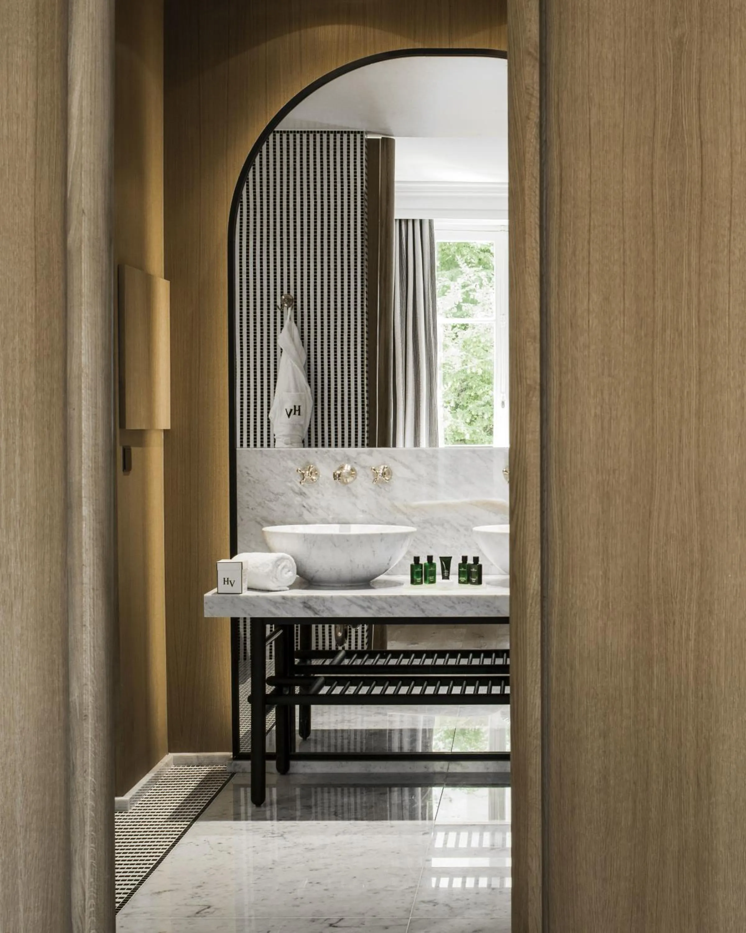 Bathroom in Hôtel Vernet Champs Elysées Paris