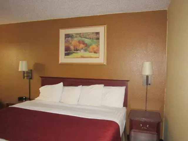 Photo of the whole room, Bed in AmericInn by Wyndham West Bend