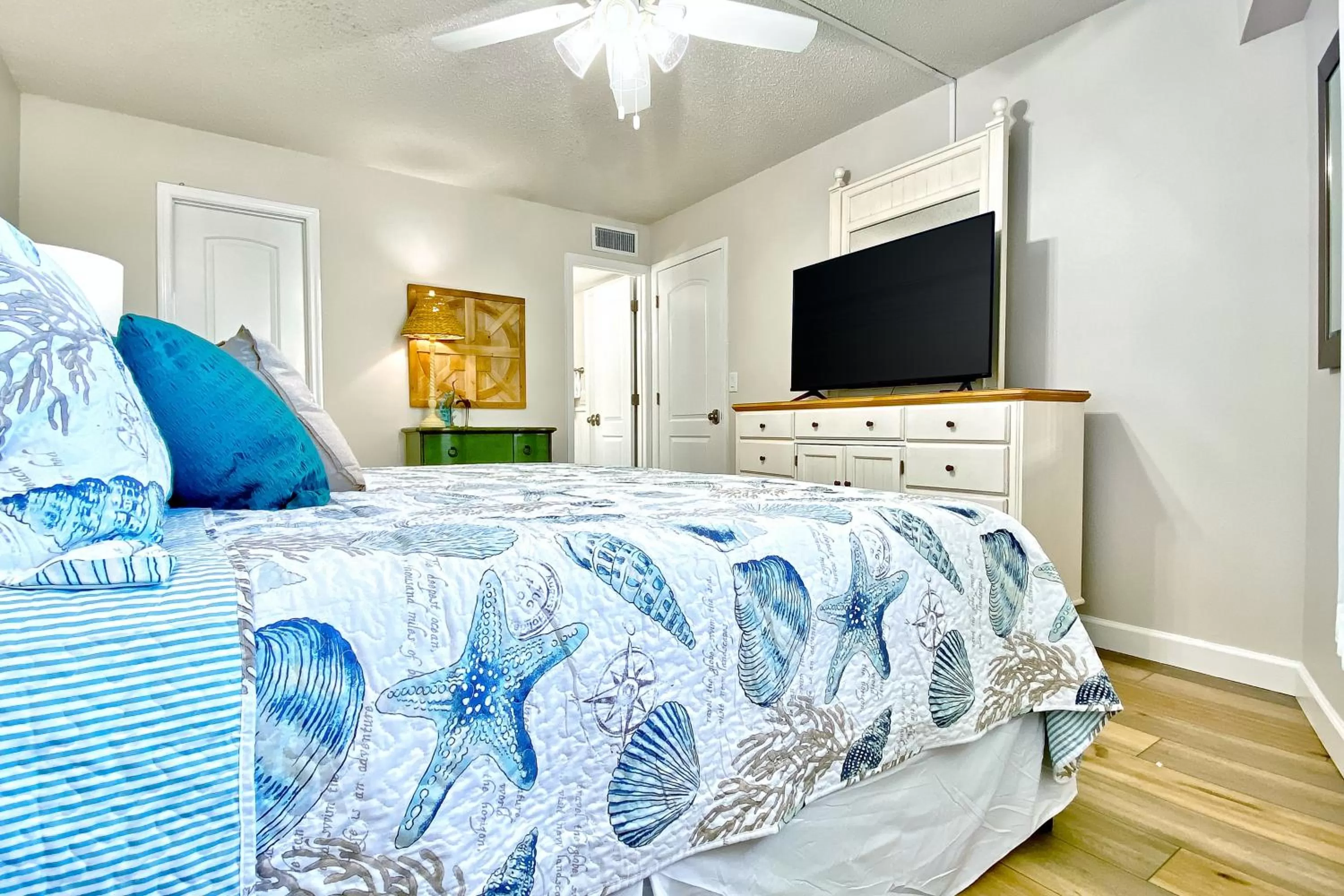 Bed in Chateaux Sunset Suites 408