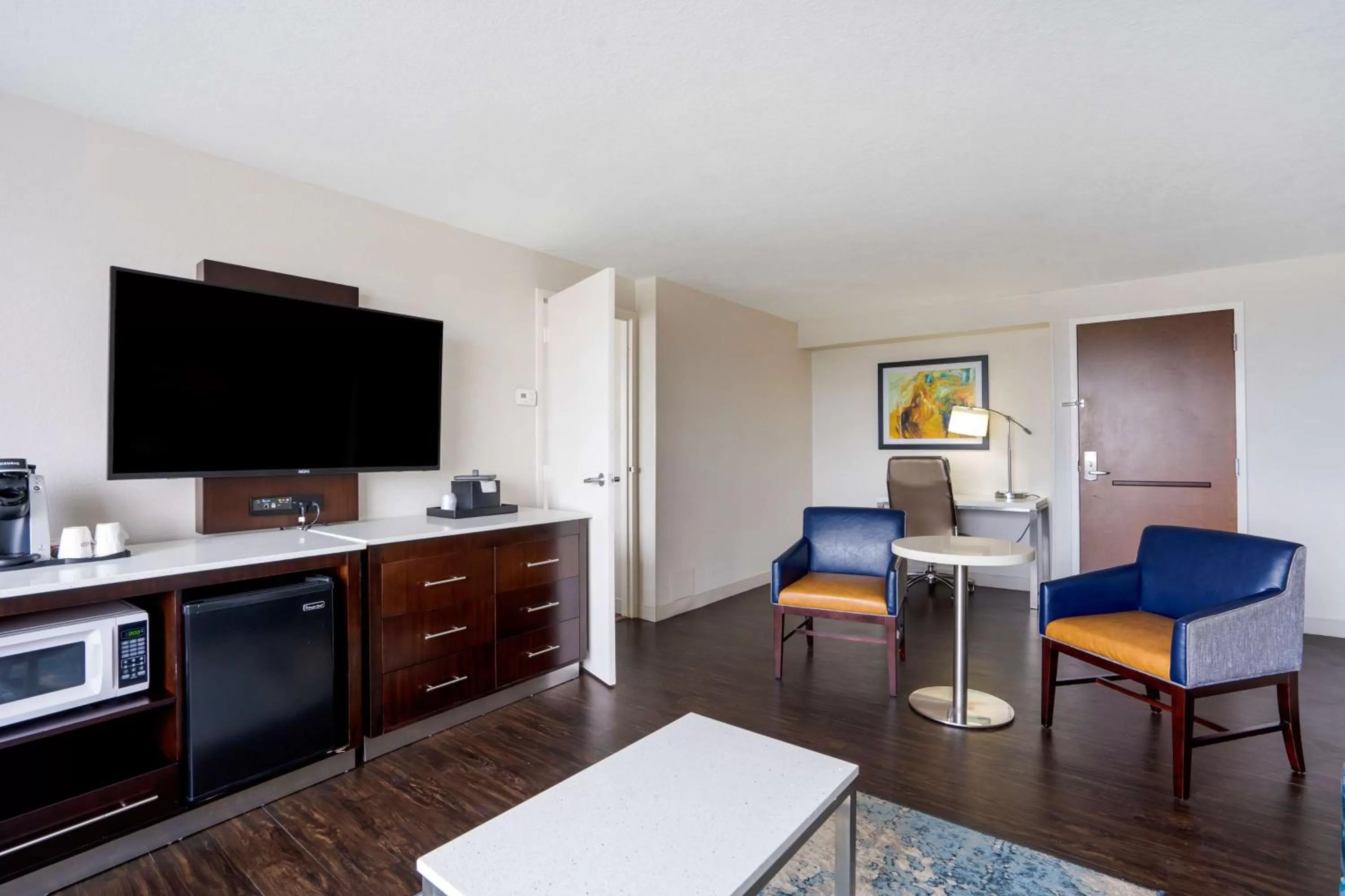 King Suite with Separate Bedroom in Premier Jacksonville Deerwood Hotel