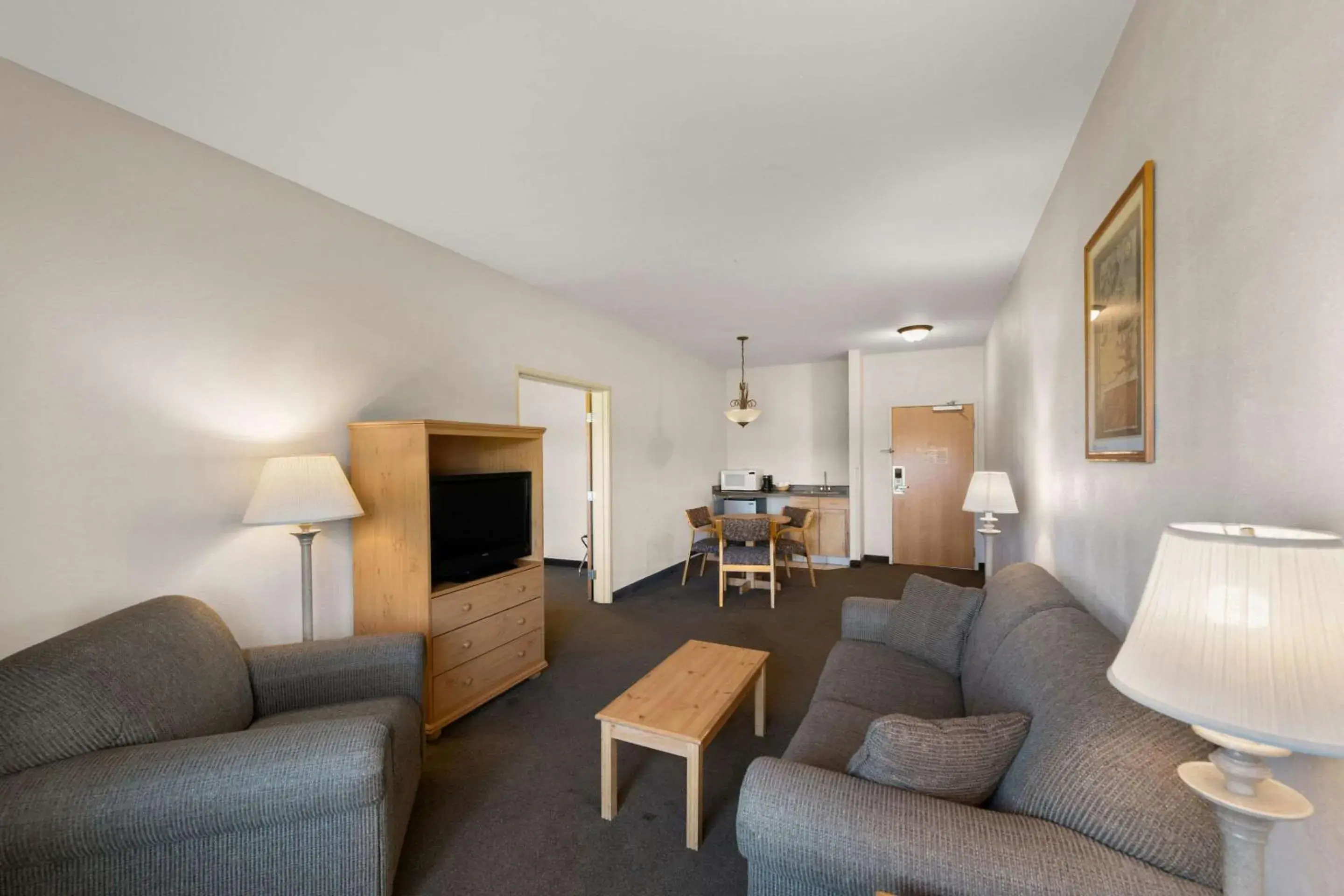 Bedroom, Seating Area in Rodeway Inn & Suites