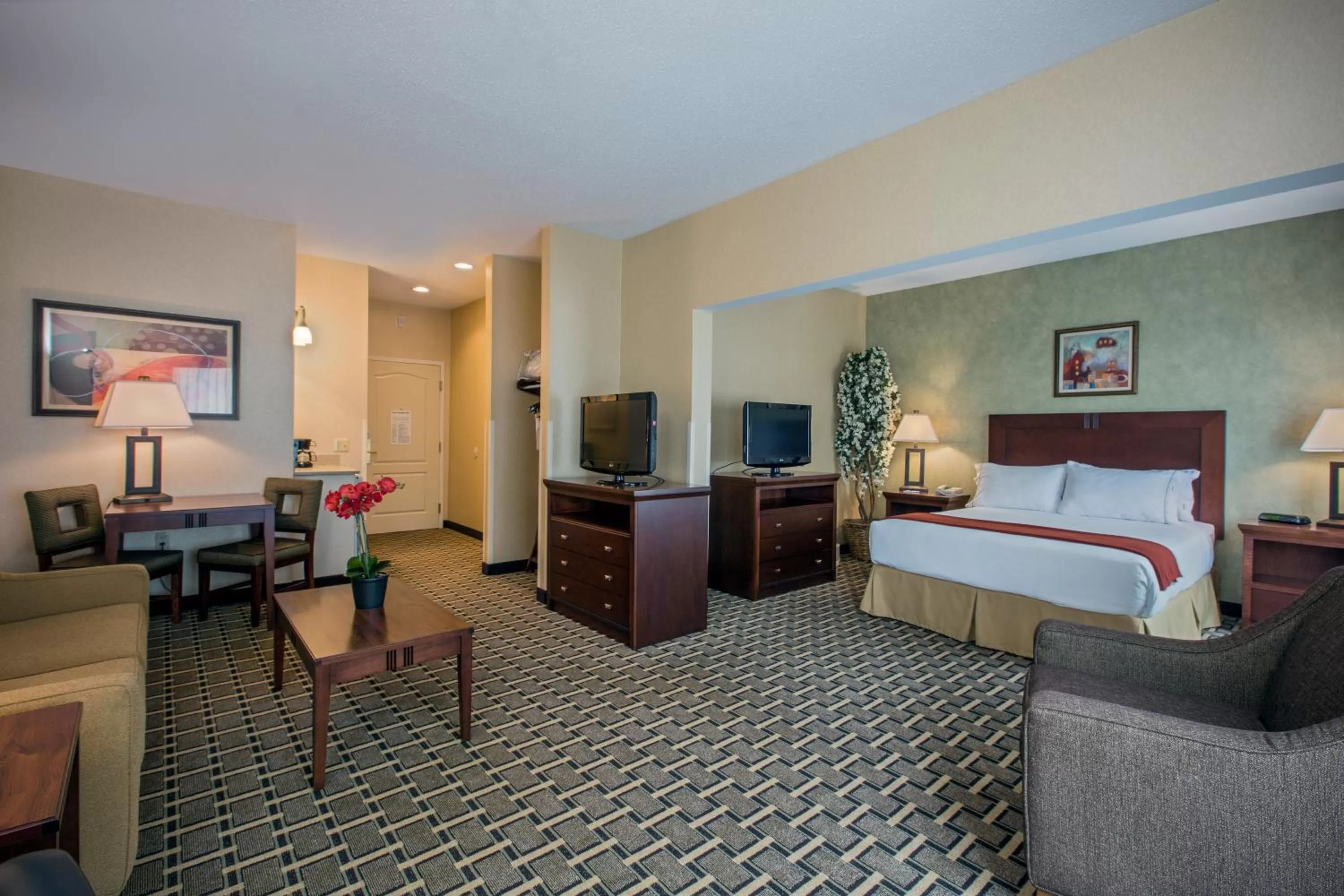 Photo of the whole room, Bed in Holiday Inn Express Hotel & Suites Youngstown North-Warren/Niles by IHG
