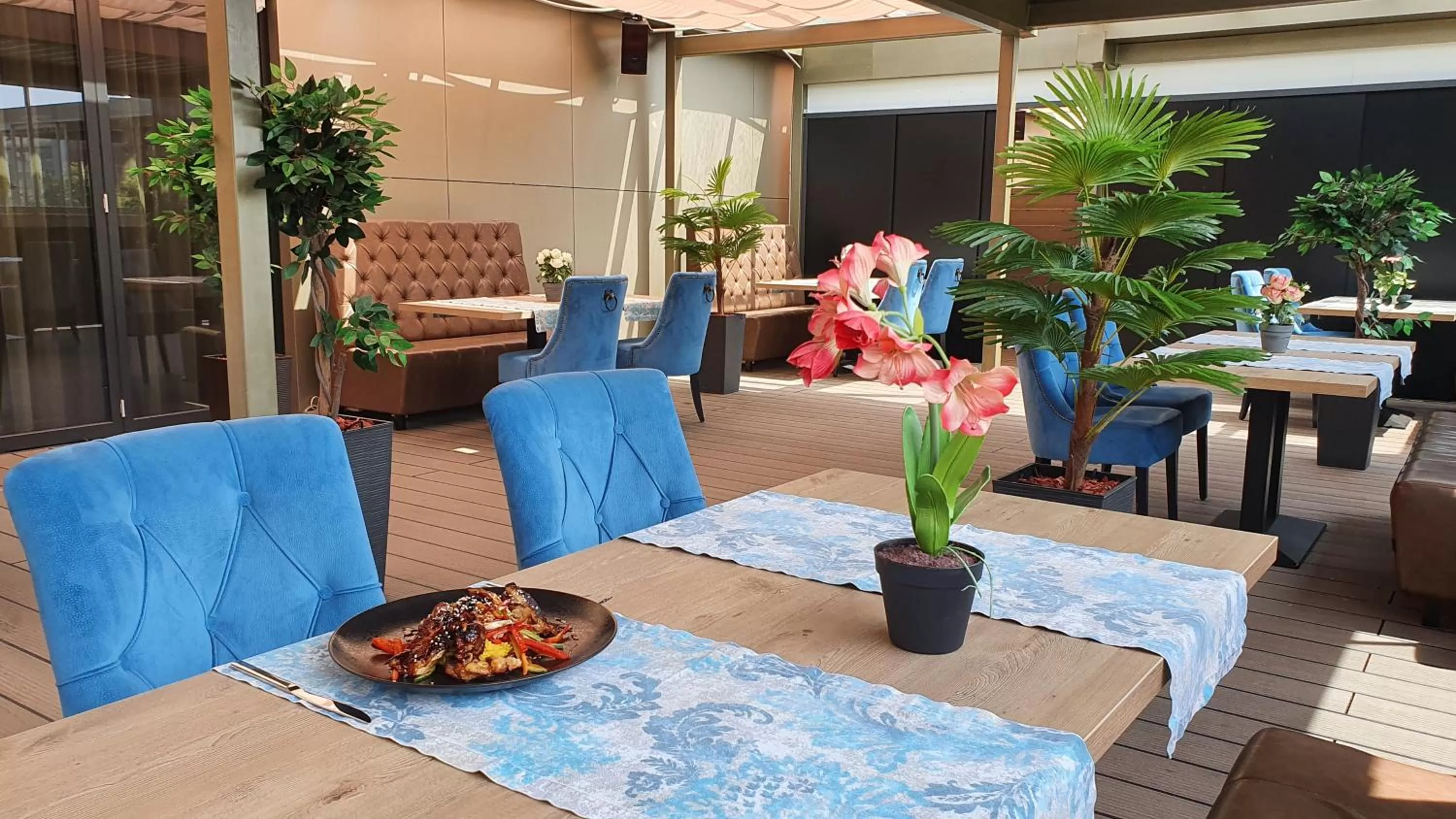 Restaurant/places to eat in Admiral Hotel