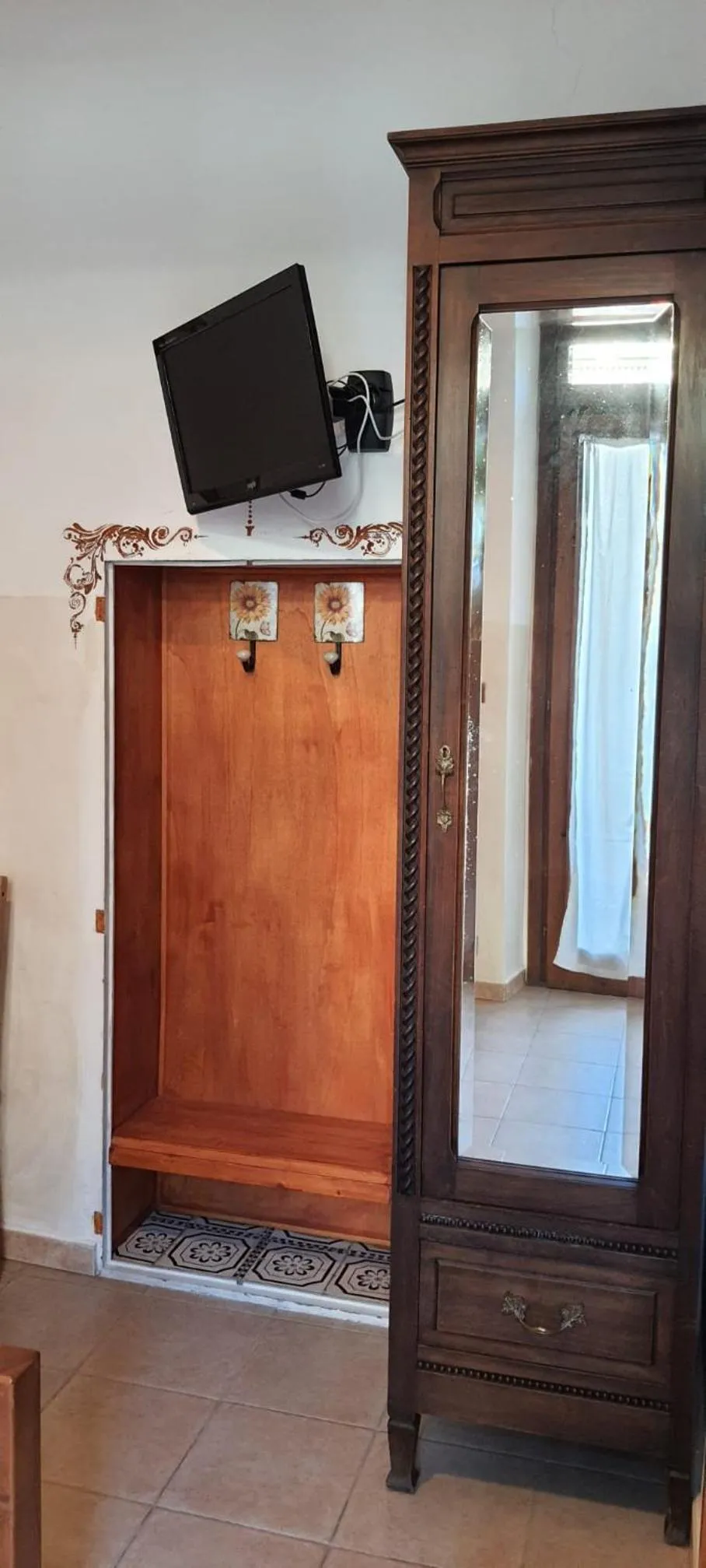 wardrobe in Albergo Avalon