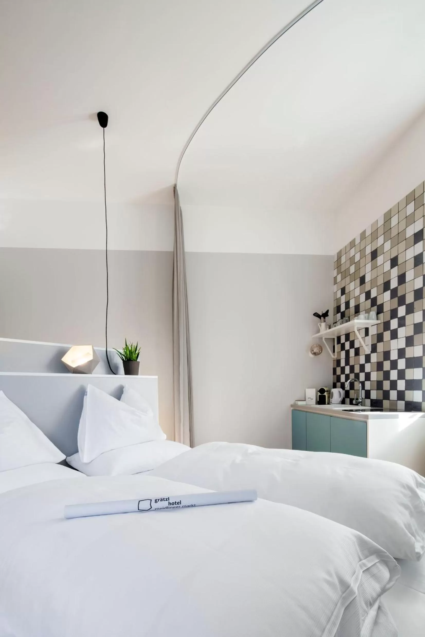 Kitchen or kitchenette, Bed in grätzlhotel Schönbrunn