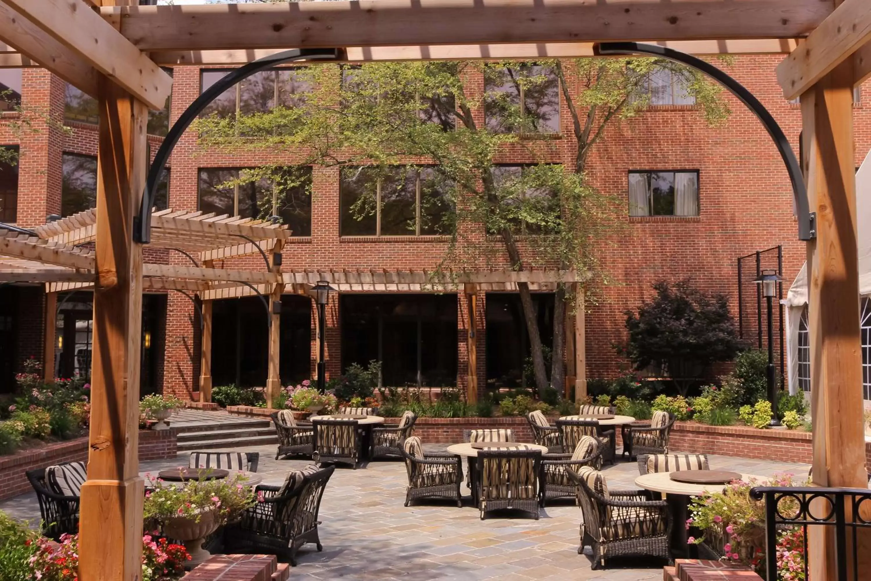 Inner courtyard view, Restaurant/Places to Eat in DoubleTree Suites by Hilton Charlotte/SouthPark