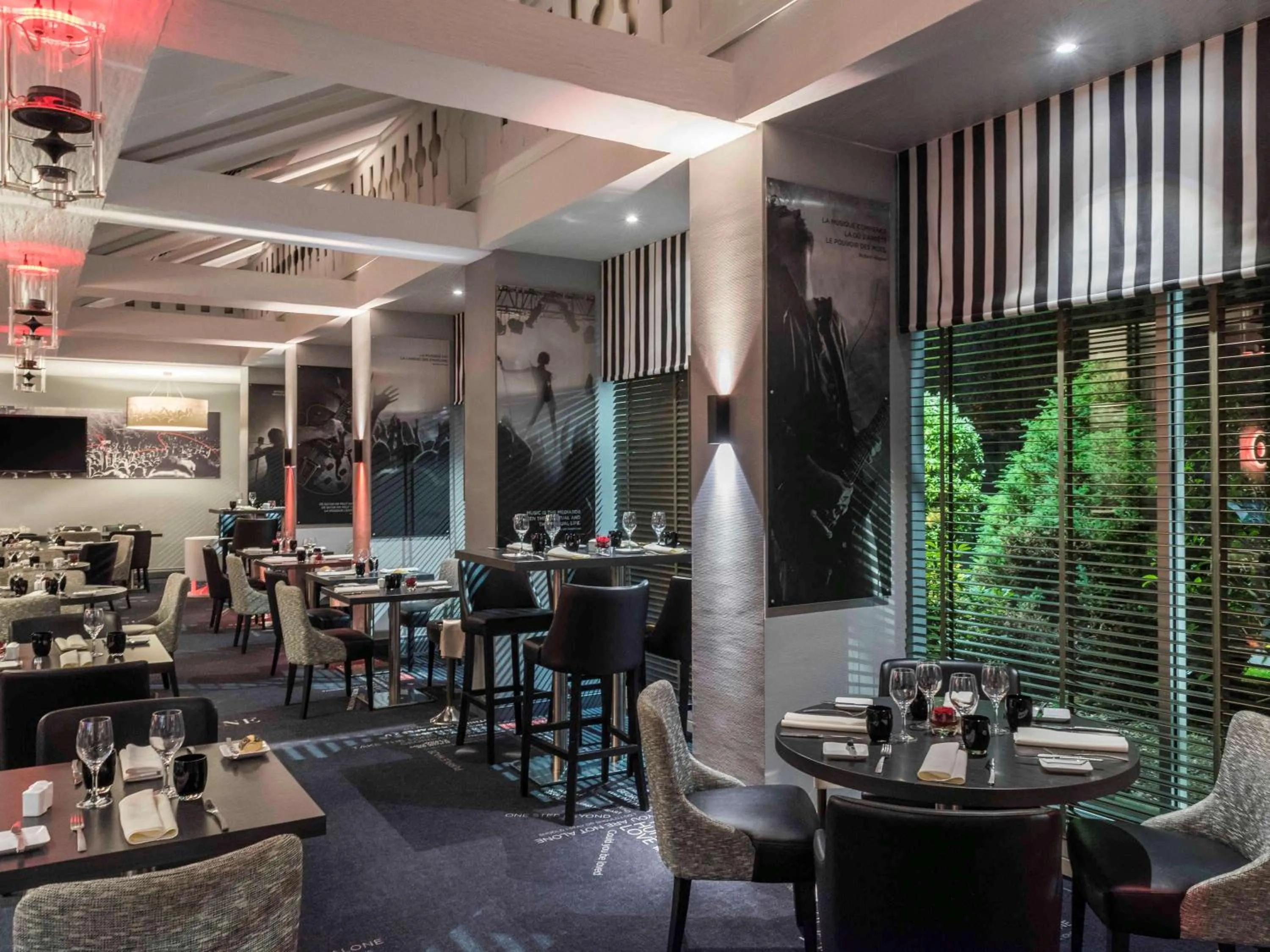 Restaurant/places to eat in Mercure Paris Velizy