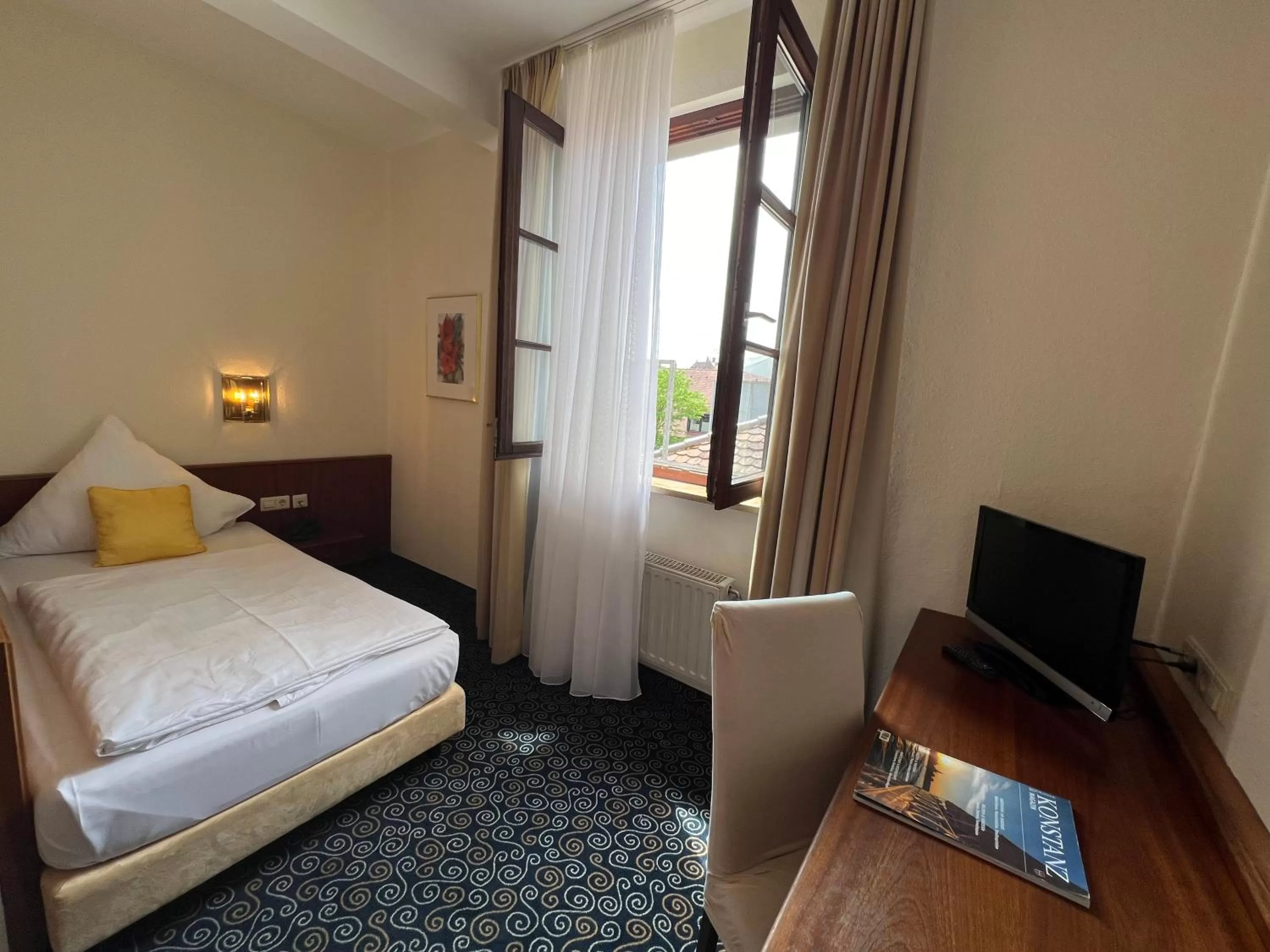 Photo of the whole room, Bed in Stadthotel