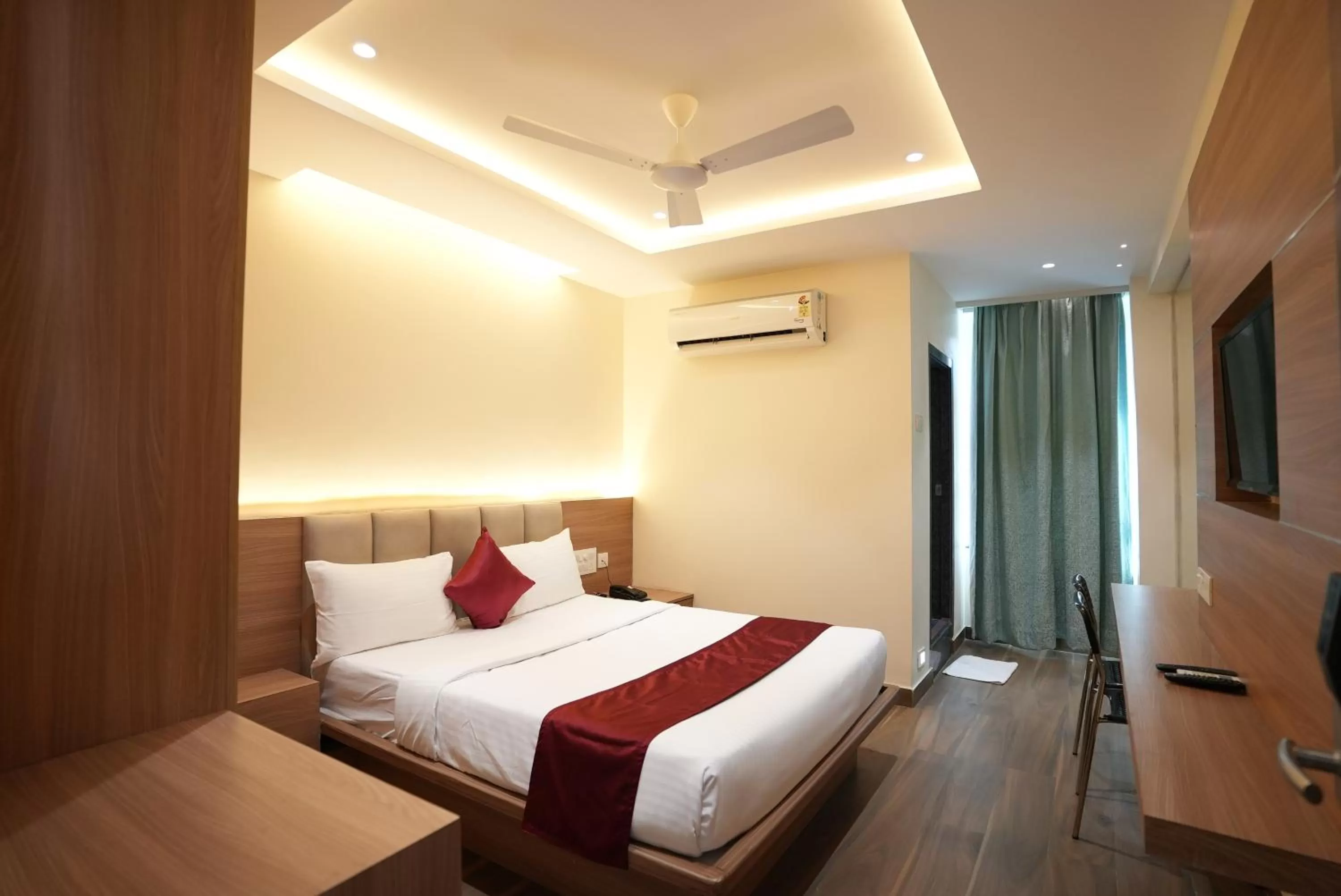 Communal lounge/ TV room, Bed in Eden Park Boutique Hotel