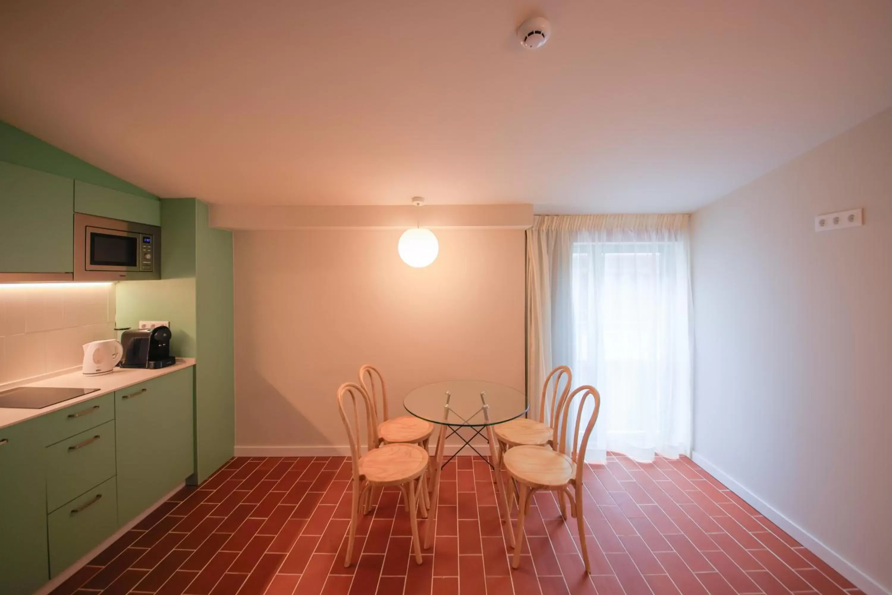 Kitchen or kitchenette, Dining Area in Terra Aurea Aparthotel