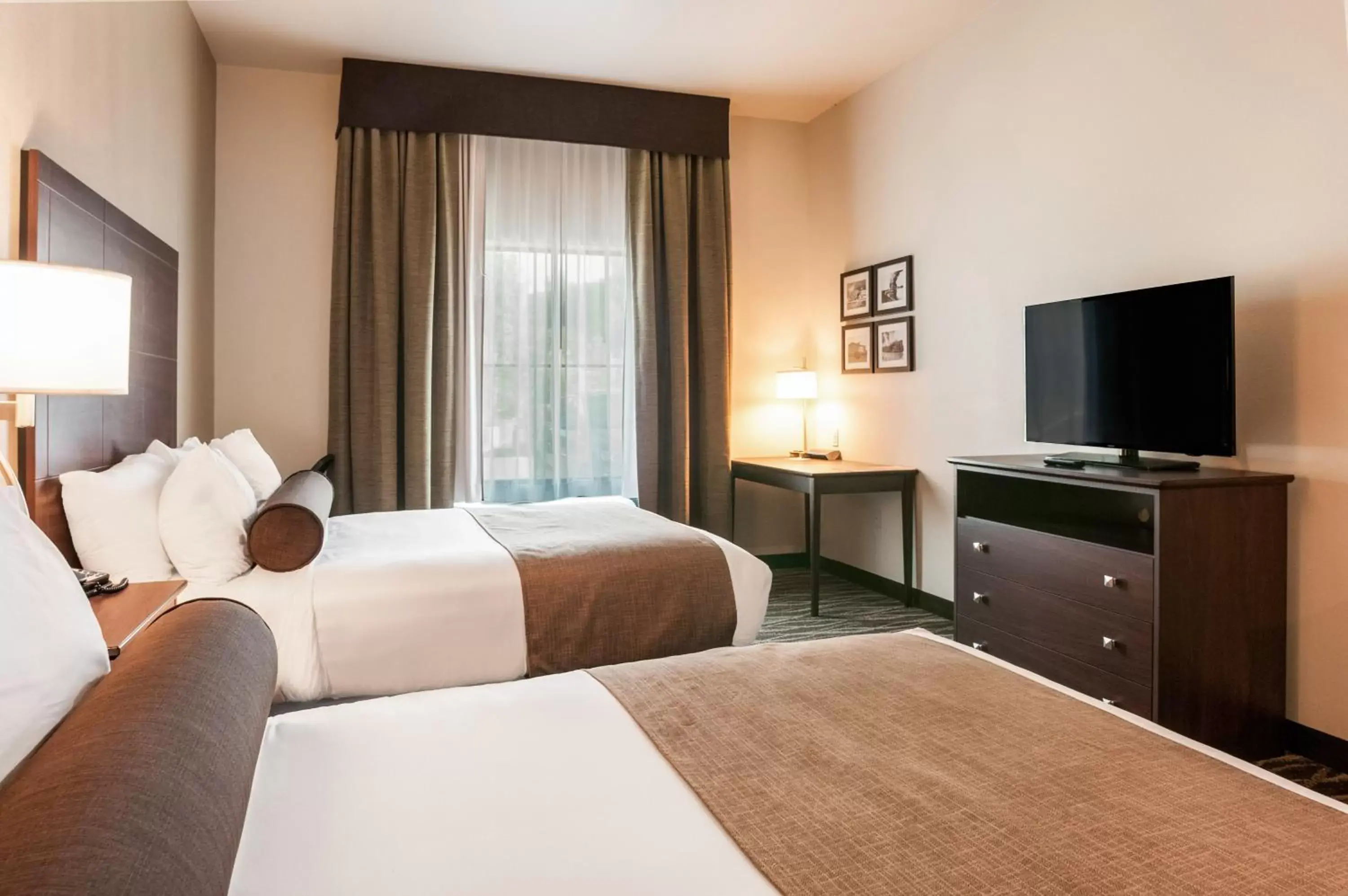 Bed in Cobblestone Hotel & Suites Appleton International Airport