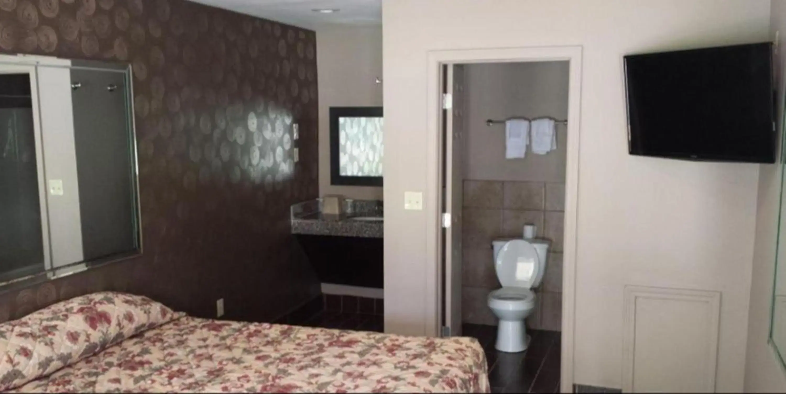 Photo of the whole room, Bed in Royal Relax Inn Photo of the whole room, Bed in Royal Relax Inn