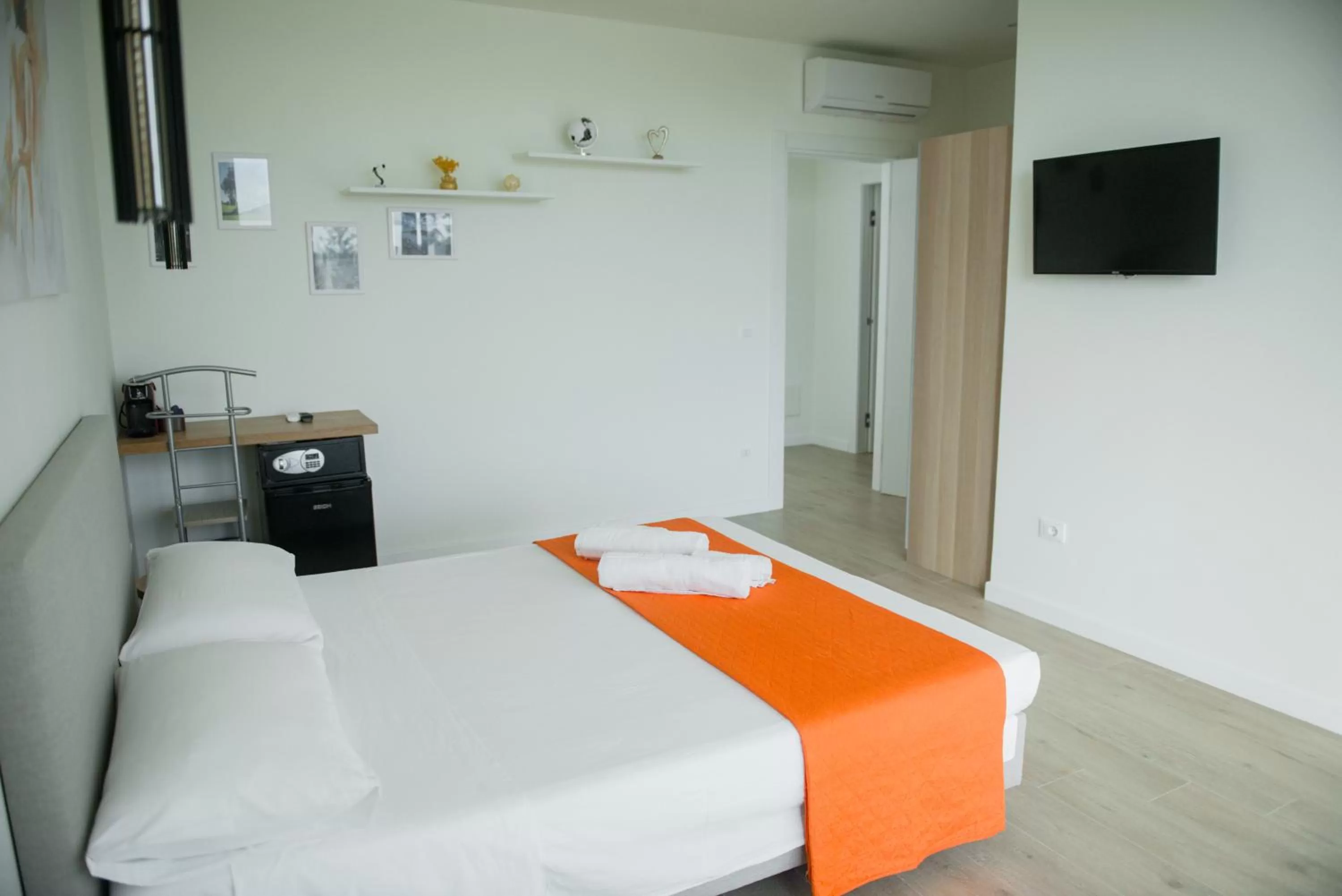 Photo of the whole room, Bed in Divina Perla