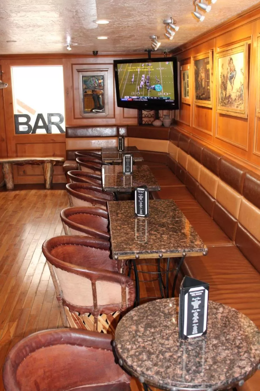 Communal lounge/ TV room in Grand Canyon Inn and Motel - South Rim Entrance