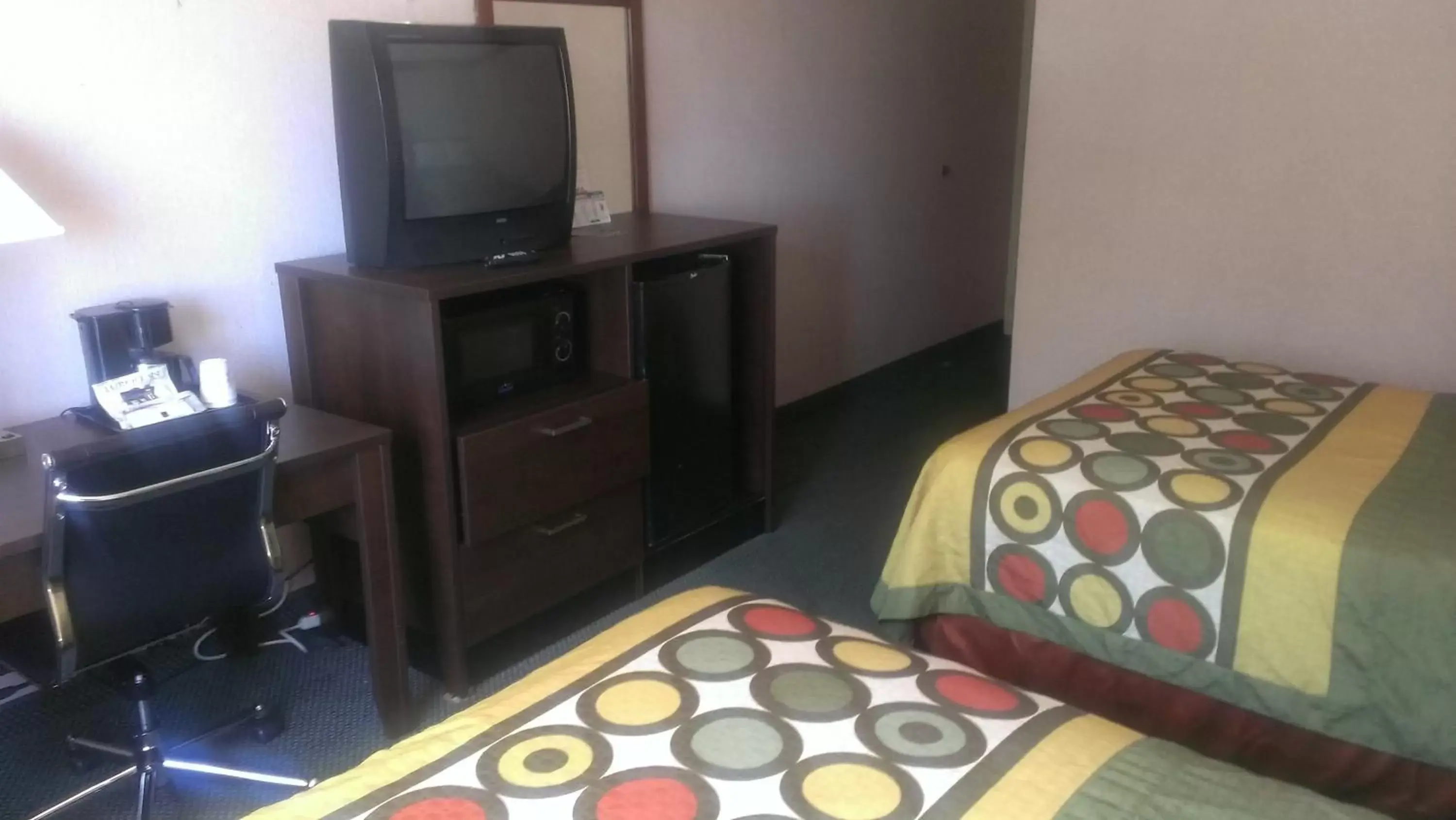Bed, TV/Entertainment Center in Super 8 by Wyndham West Haven