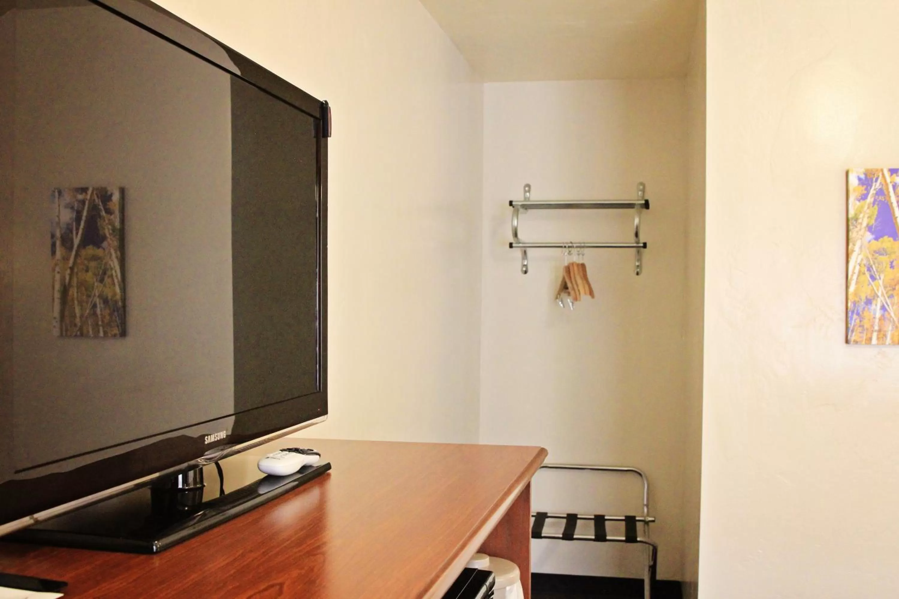 TV and multimedia in Bowen Motel