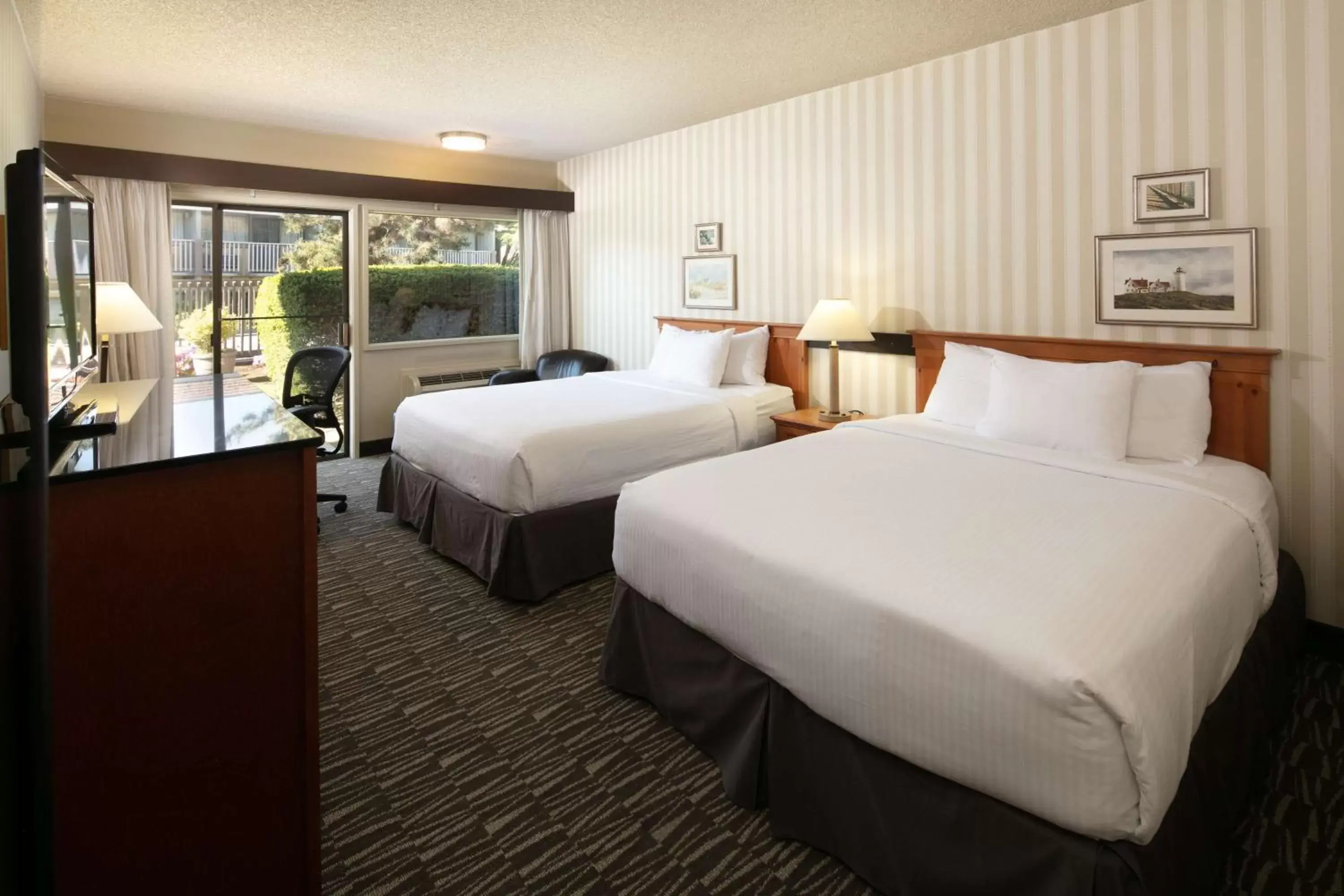 Bedroom, Bed in Red Lion Hotel Bellevue
