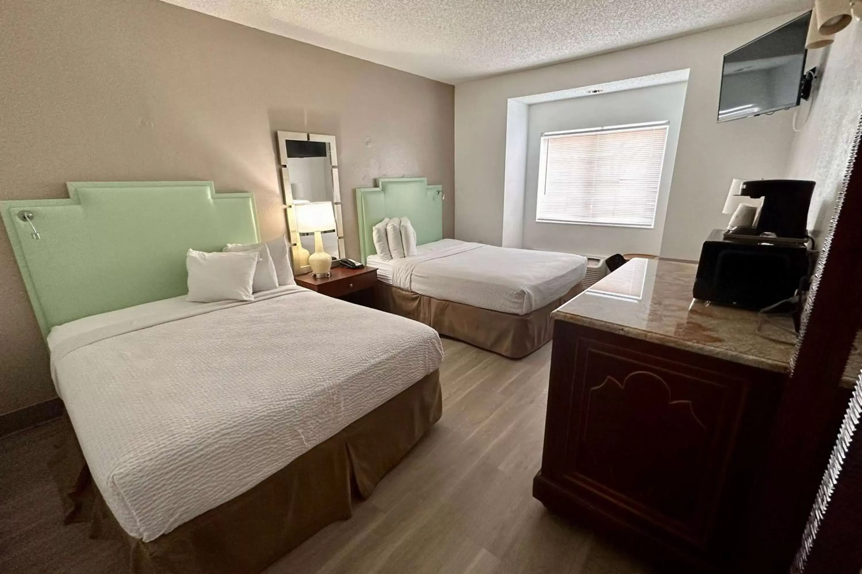 Photo of the whole room, Bed in Baymont by Wyndham Orlando-International Dr-Universal Blvd