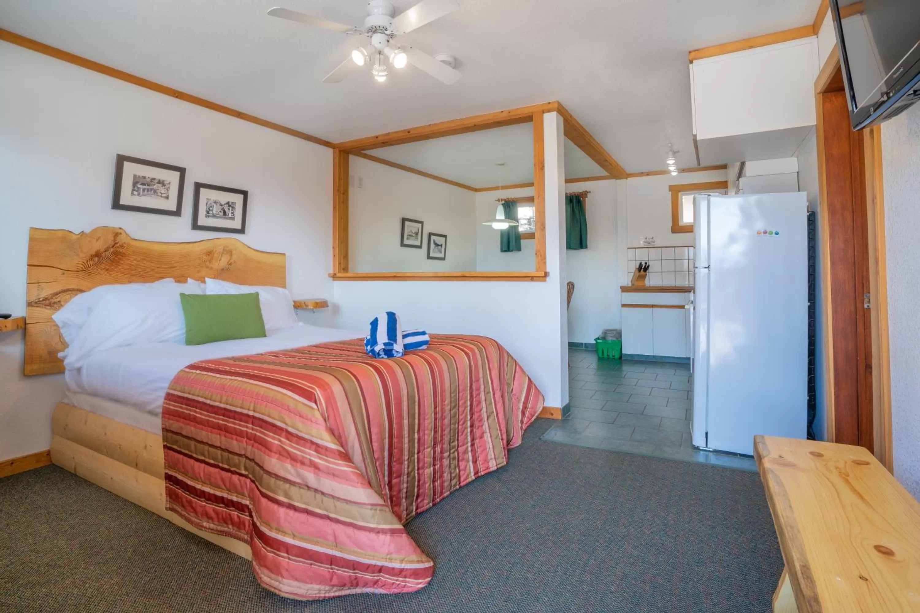 Photo of the whole room, Bed in Gateway Motel