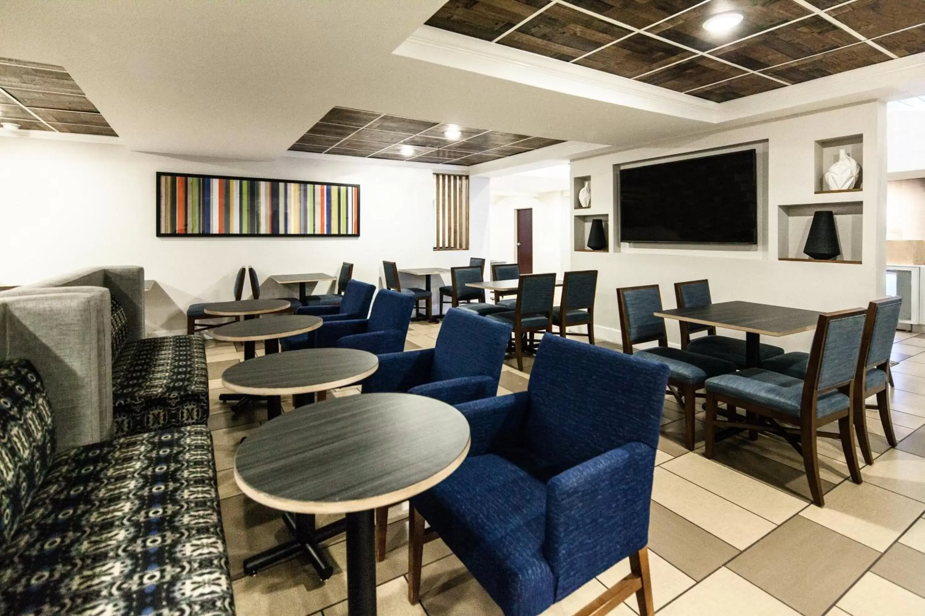 Breakfast, Lounge/Bar in Holiday Inn Express Hotel & Suites Nashville Brentwood 65S