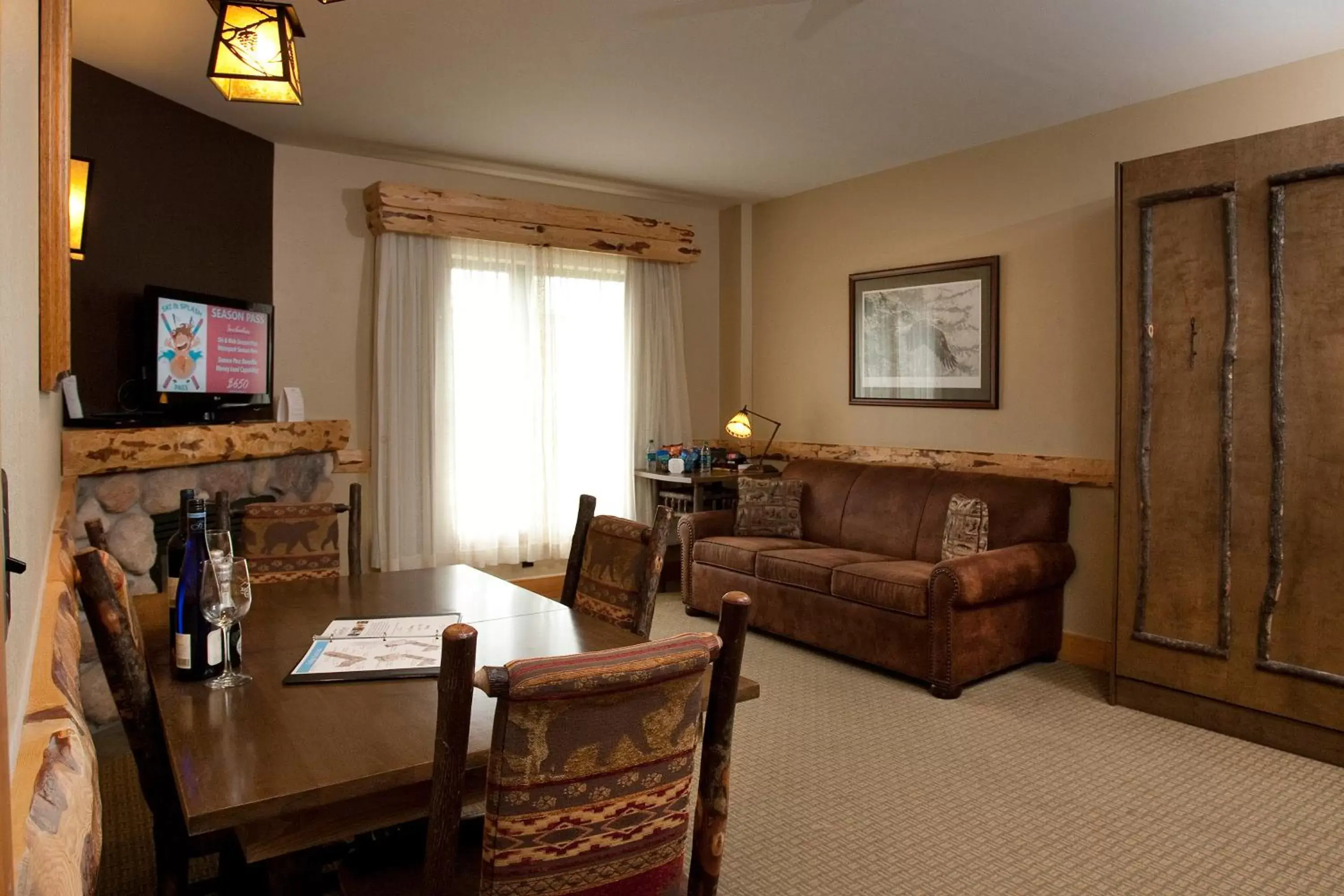 Deluxe Family Suite in Hope Lake Lodge & Indoor Waterpark