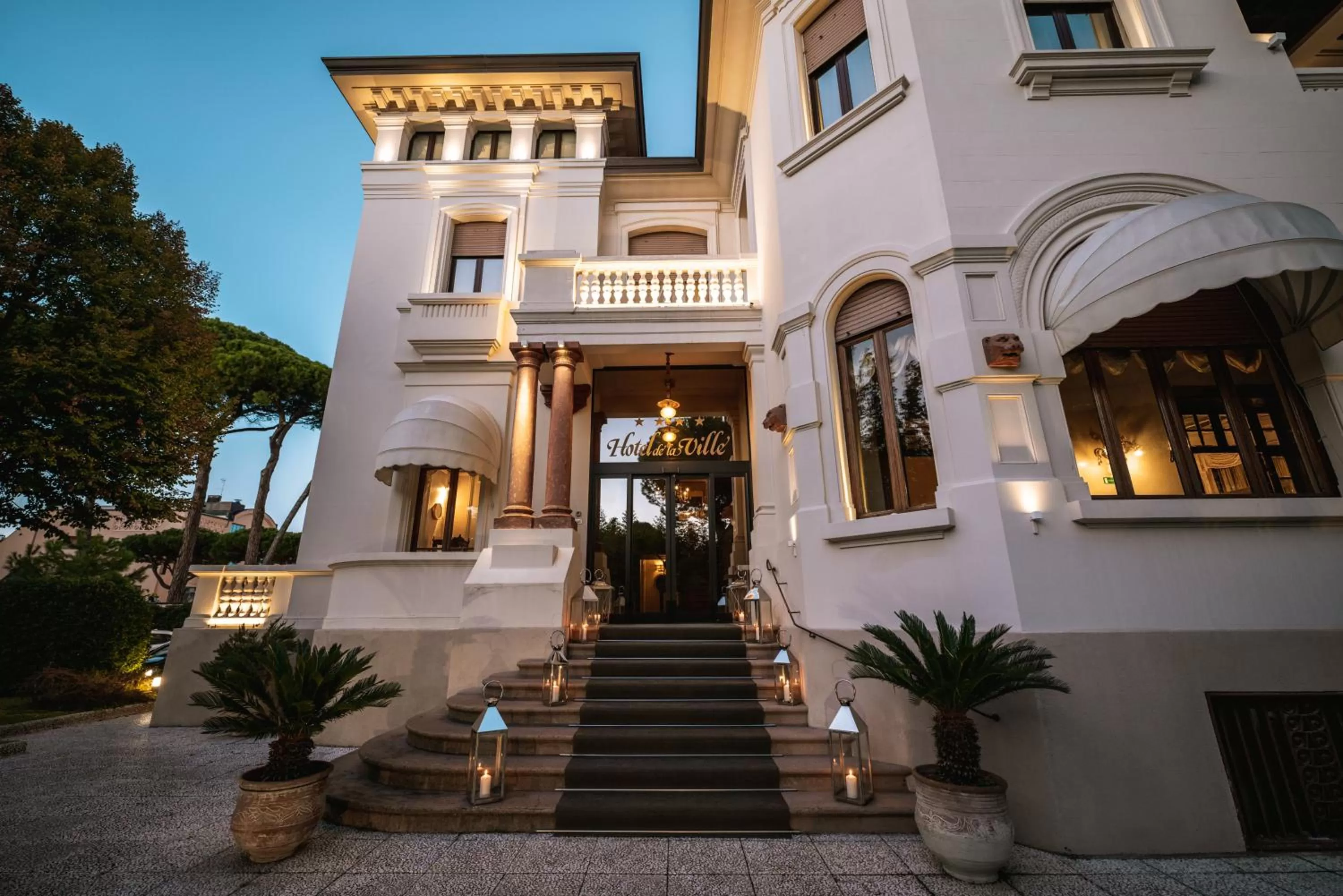 Property building in Hotel De La Ville