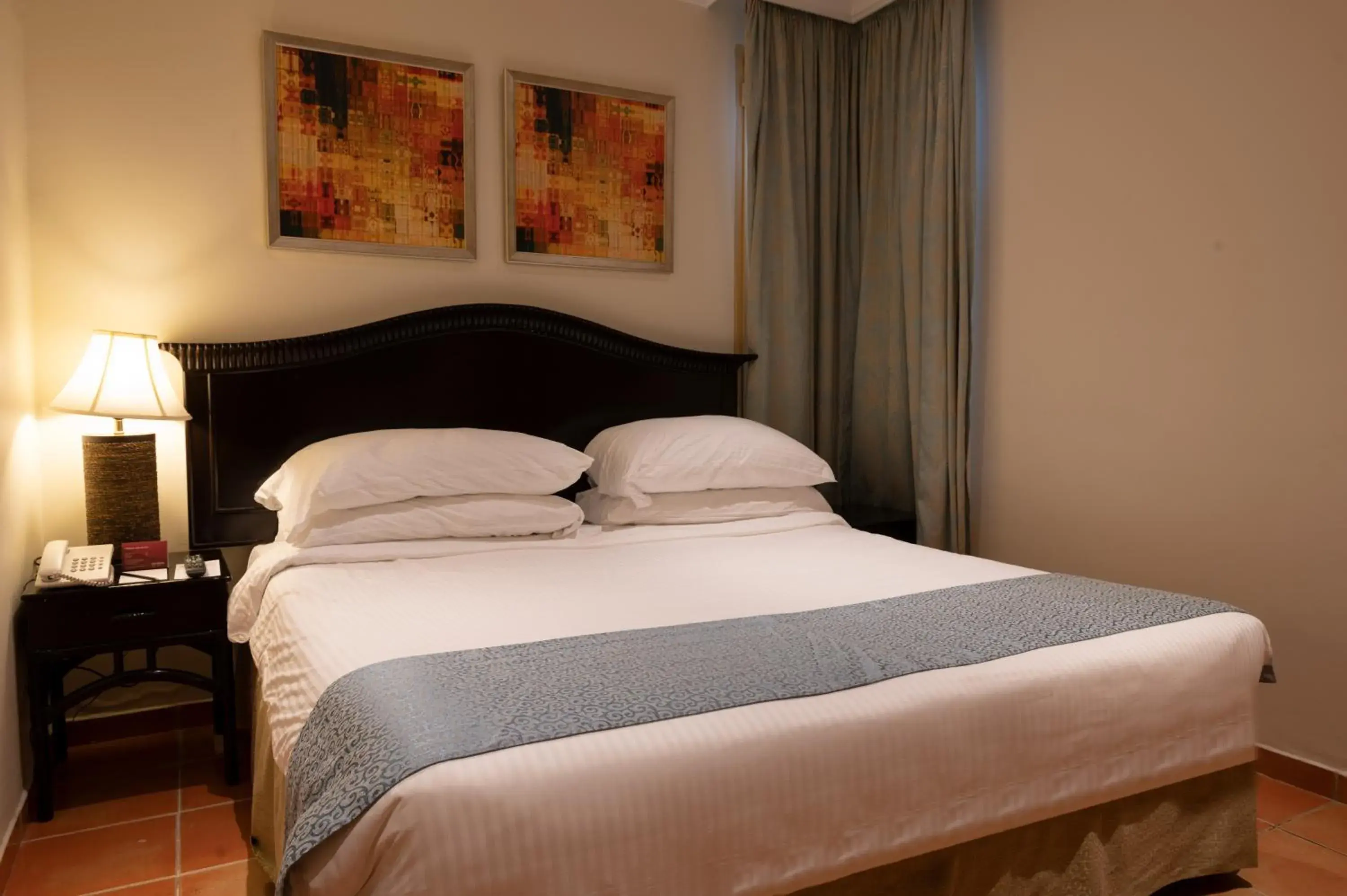 Bedroom, Bed in Movenpick Resort Al Nawras Jeddah - Family Resort