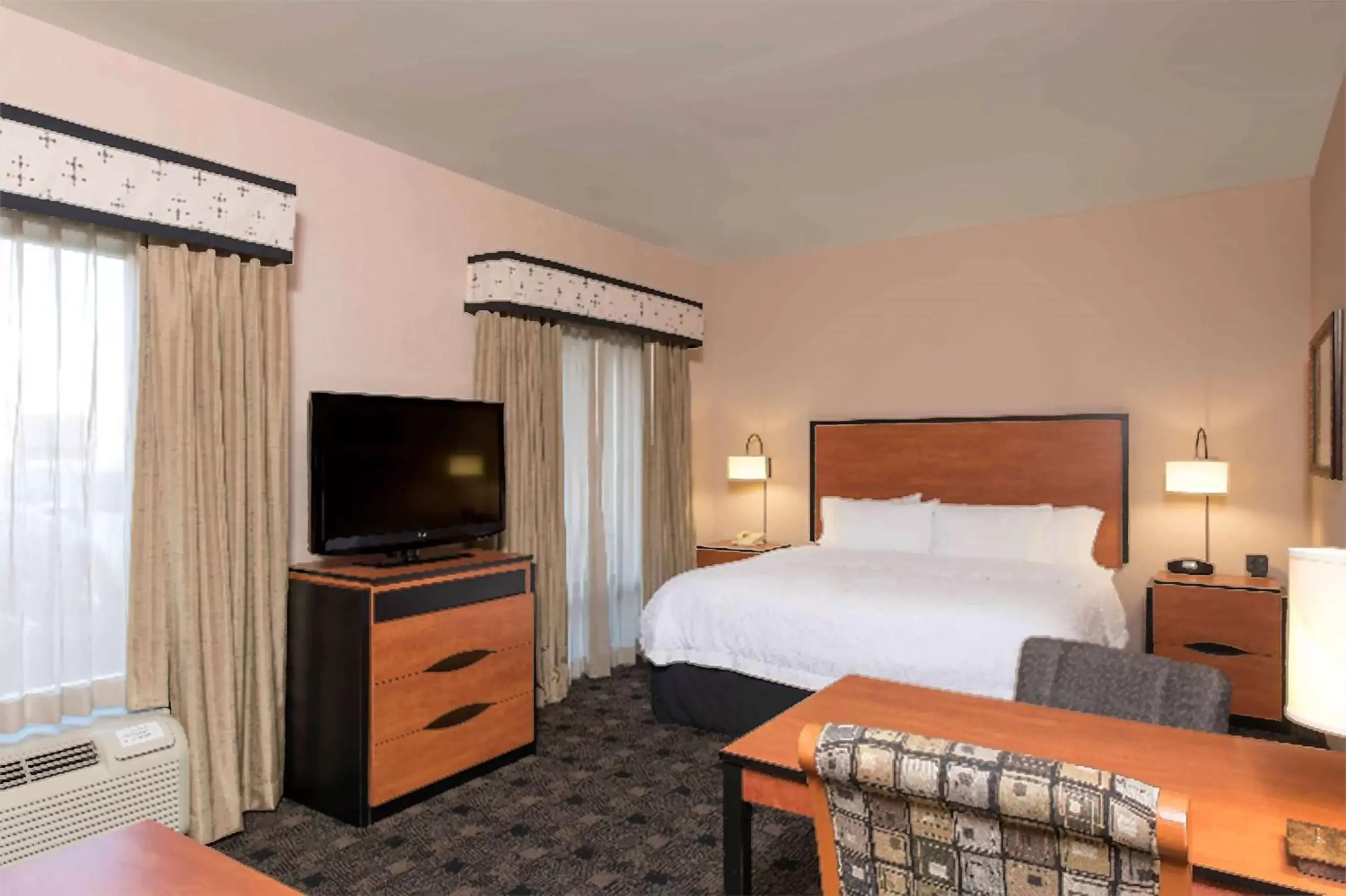 Bed in Hampton Inn and Suites Indianapolis-Fishers