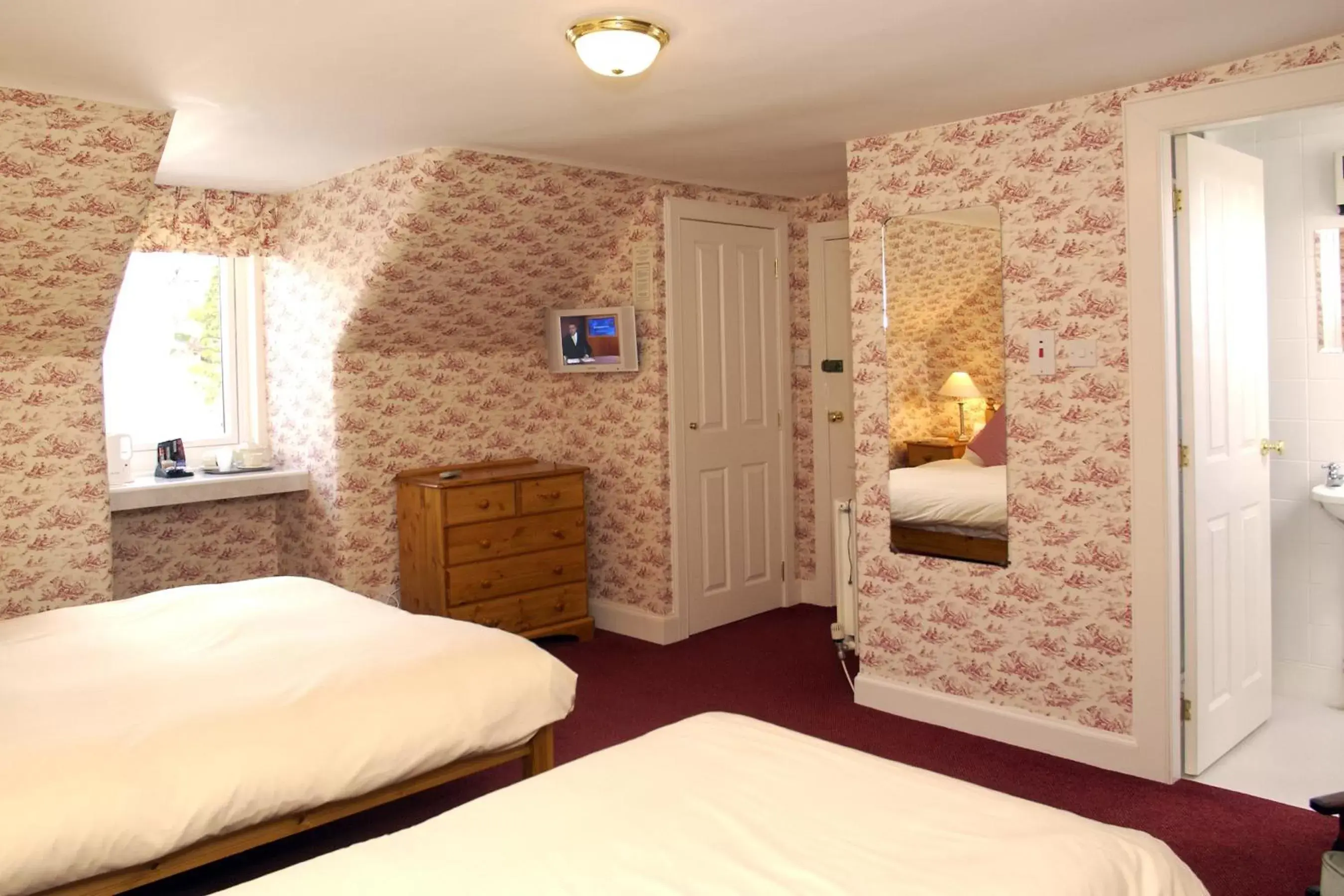 Bedroom, Bed in McKays Hotel