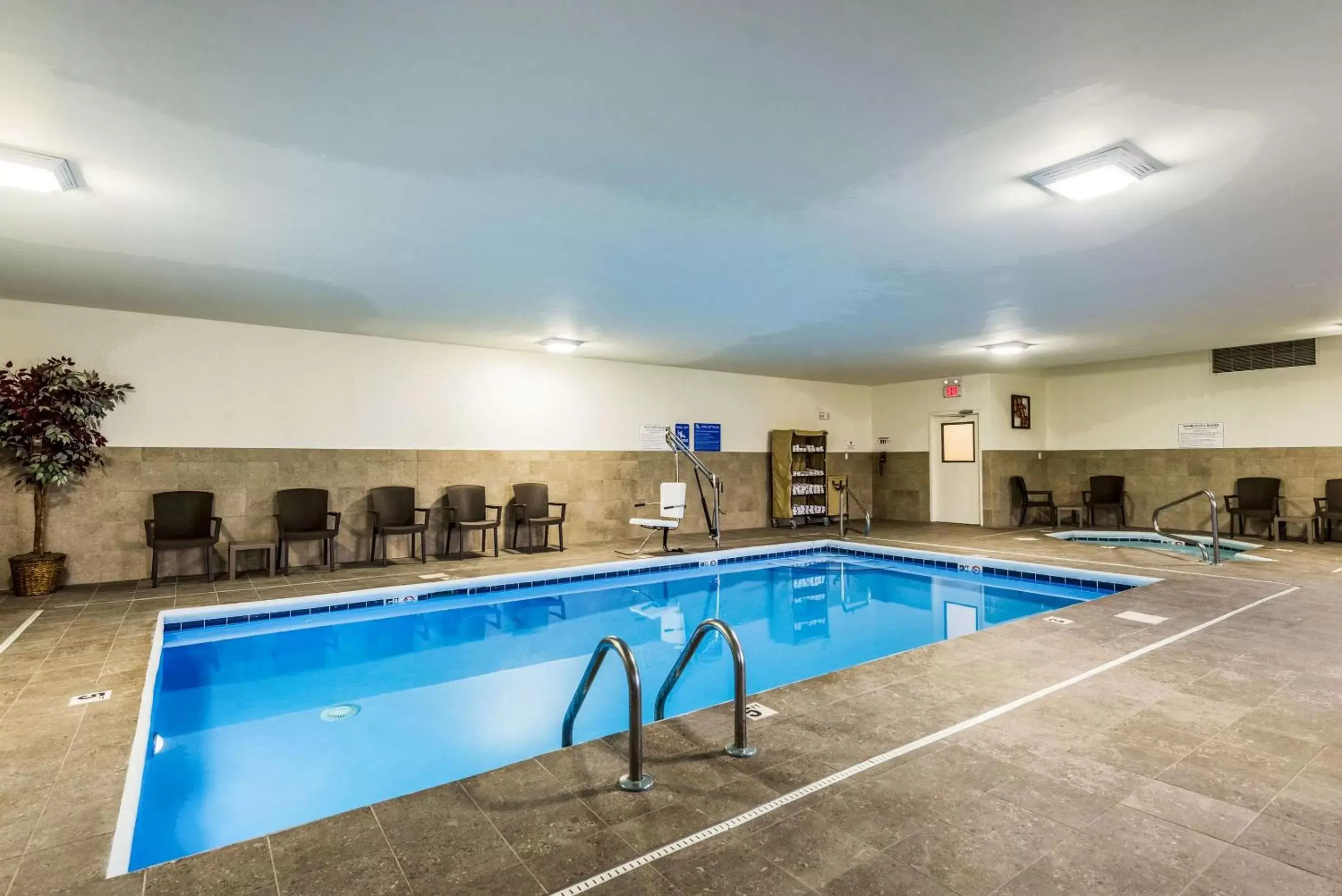 On site, Swimming Pool in Comfort Inn & Suites Dayton North