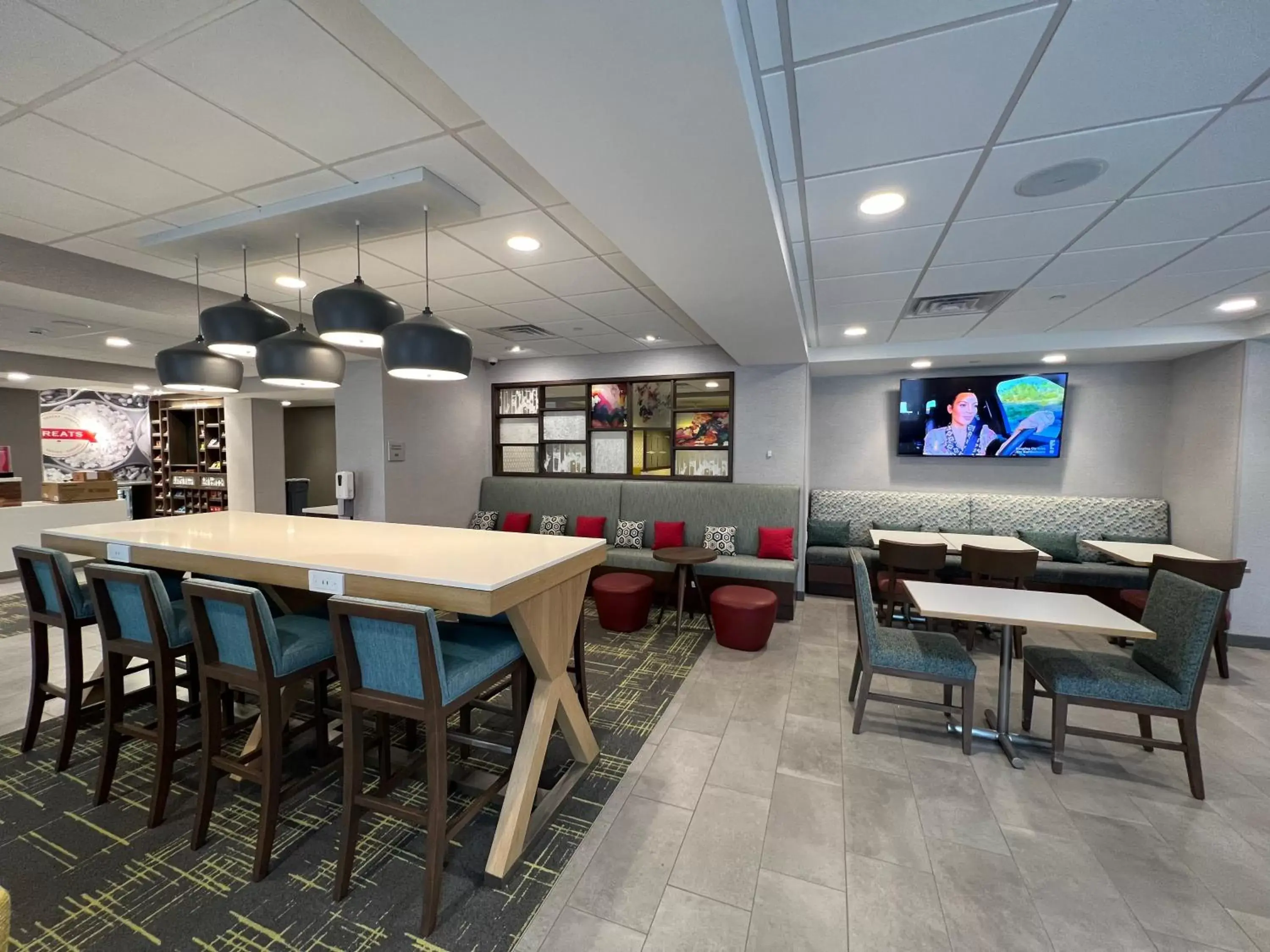 TV and multimedia, Restaurant/Places to Eat in Hampton Inn Lincoln White Mountains