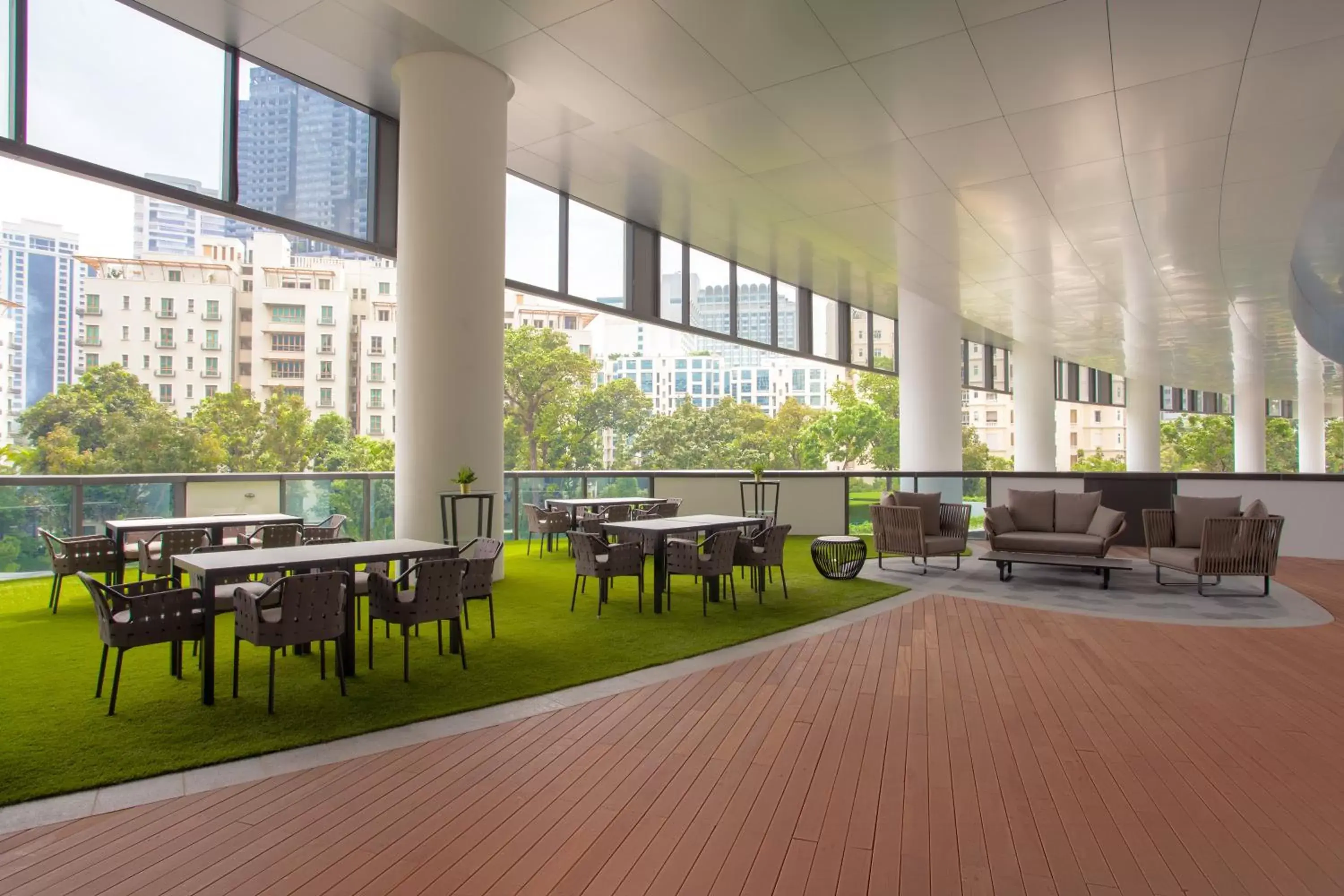Balcony/Terrace, Restaurant/Places to Eat in Mercure Singapore On Stevens